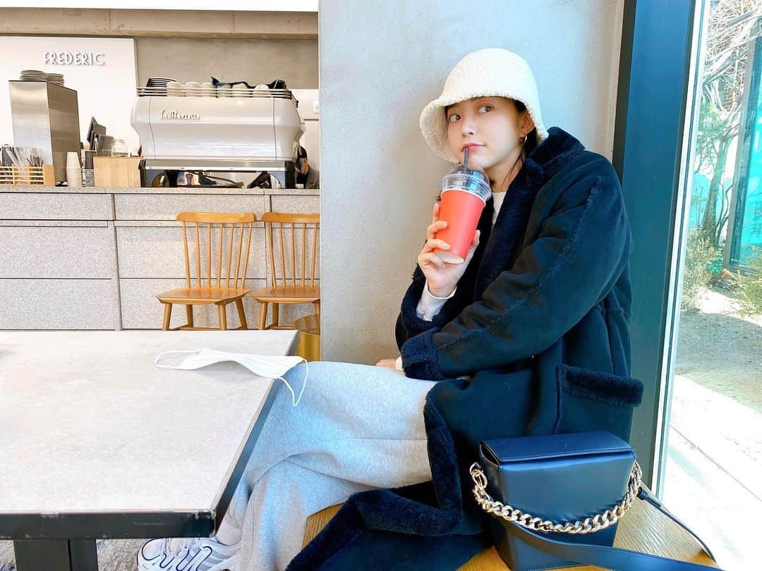 のインスタグラム：「얼마만에 카페더라 🙄☕️」