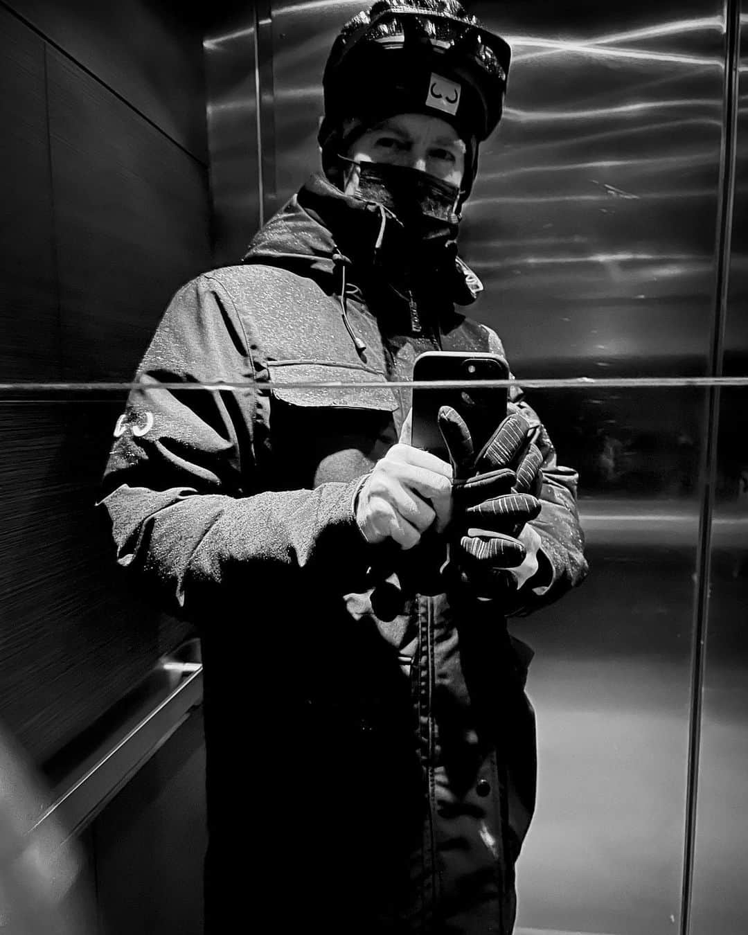ブライアン・アダムスのインスタグラム：「Fully prepared for the Canadian cold. Thanks to @wuxlymovement for the fantastic jacket and hat. #onyerbike」