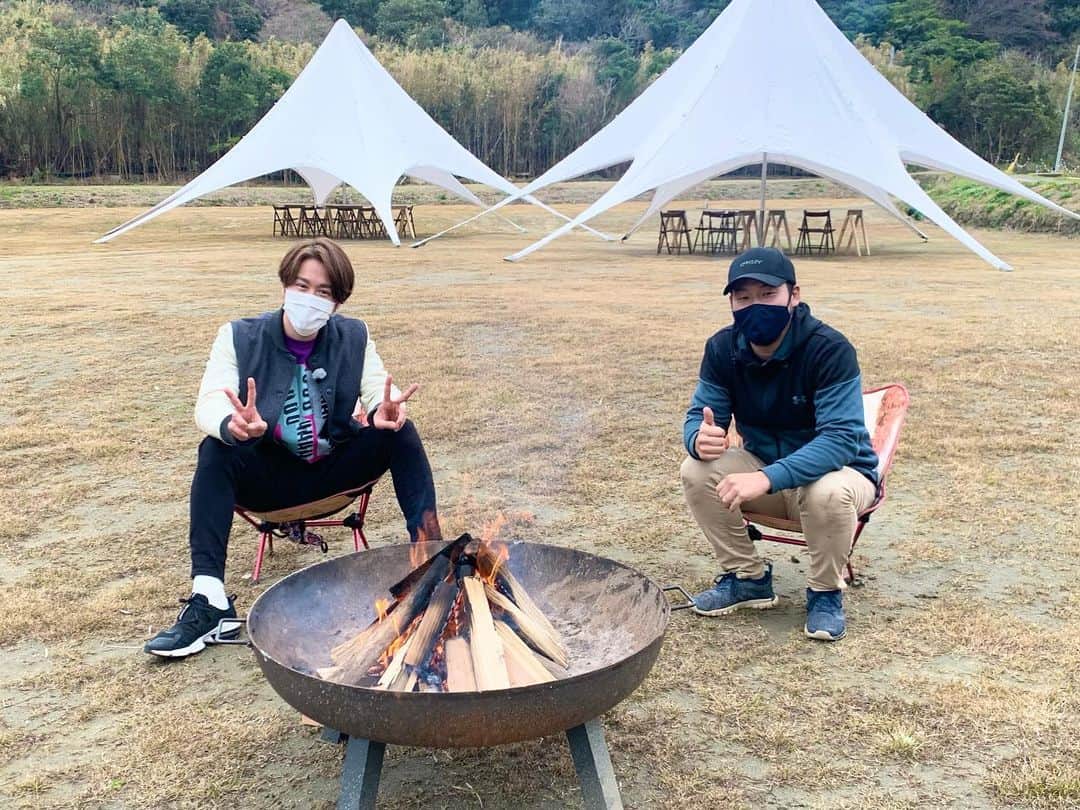 たけるさんのインスタグラム写真 - (たけるInstagram)「ソコトラ金曜日、ご覧頂きありがとうございました🙇‍♂️・ ・ 久しぶりに寒い‼️雪‼️ ・ 龍山さんのお天気情報もしっかりとお伝えしました❄️・ ・ 特集は、 #唐泊ヴィレッジ 。・ ・ ただのグランピング施設ではなく、一つの『未完成』な村。これから出会うメンバーと一緒により楽しくエキサイティングに進化させていくという斬新なコンセプトなんです🤩・ ・ 豪華さとアウトドア感のバランスが絶妙。サウナや温水便座式トイレもあってアウトドア初心者でも安心して過ごせそうですよね👍・ ・ 明日1/30オープン、この場所のこれからが楽しみです🤩🤩・ ・ ・ #ソコトラ #RKB #生放送 #ハルさん #田中みずき アナウンサー #TAKERU #たける #不動たける #ボイジャー #ウルトラマン #エントリーサービスプロモーション ・ ・ ・ 🆕カレーを愛でる為だけのアカウントはじめました🍛✨・ ・ @spicy_takeru3 ・ ・ カレー好きな方、よければフォローお願い致します＼(^o^) ／」1月29日 14時45分 - take_yan78