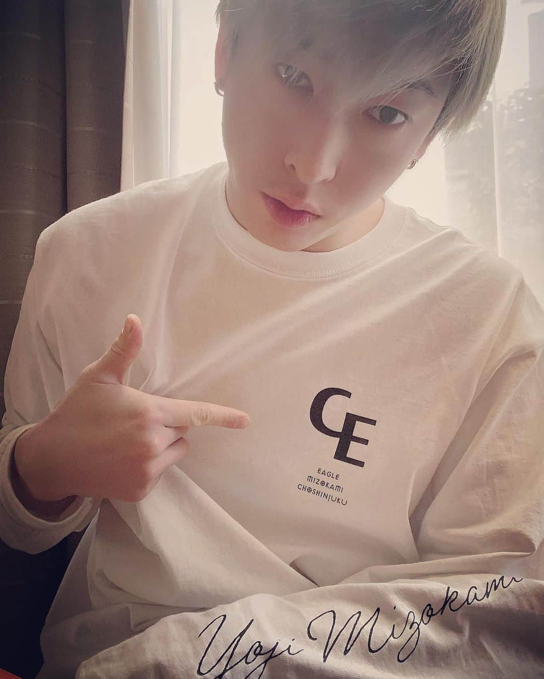 山口賢人のインスタグラム：「超新塾イーグル溝神さんに  オリジナルTシャツ  頂いた⚡️  デザインかわいくね？  Baseで売ってるってよ！  https://eagle.base.shop/」