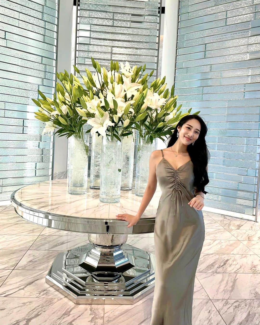 𝐾𝐴𝑁𝐴𝐸のインスタグラム：「𝐻𝑎𝑣𝑒 𝑓𝑎𝑖𝑡𝘩 𝑖𝑛 𝑦𝑜𝑢𝑟𝑠𝑒𝑙𝑓.  たまには dress up も🤍 中々着る機会もなくなったね💃👠  #ドレスアップ #芦屋ベイコート倶楽部 #神戸 #芦屋 #スパ #リゾート #会員制 #エクシブ #ラグジュアリー #ラグジュアリーホテル #ゴージャス #美容 #黒髪 #黒髪ロング #ロングヘア #スタイル #お花のある暮らし #旅行好き女子 #kobe #ashiya #XIV #japan #hotsprings #luxuryhotel #spa #고급 #여행스타그램 #온천  偶然皆んな予定が空いてて 今から少しだけお茶する事になったよ❤︎ 行ってきまとぅ」