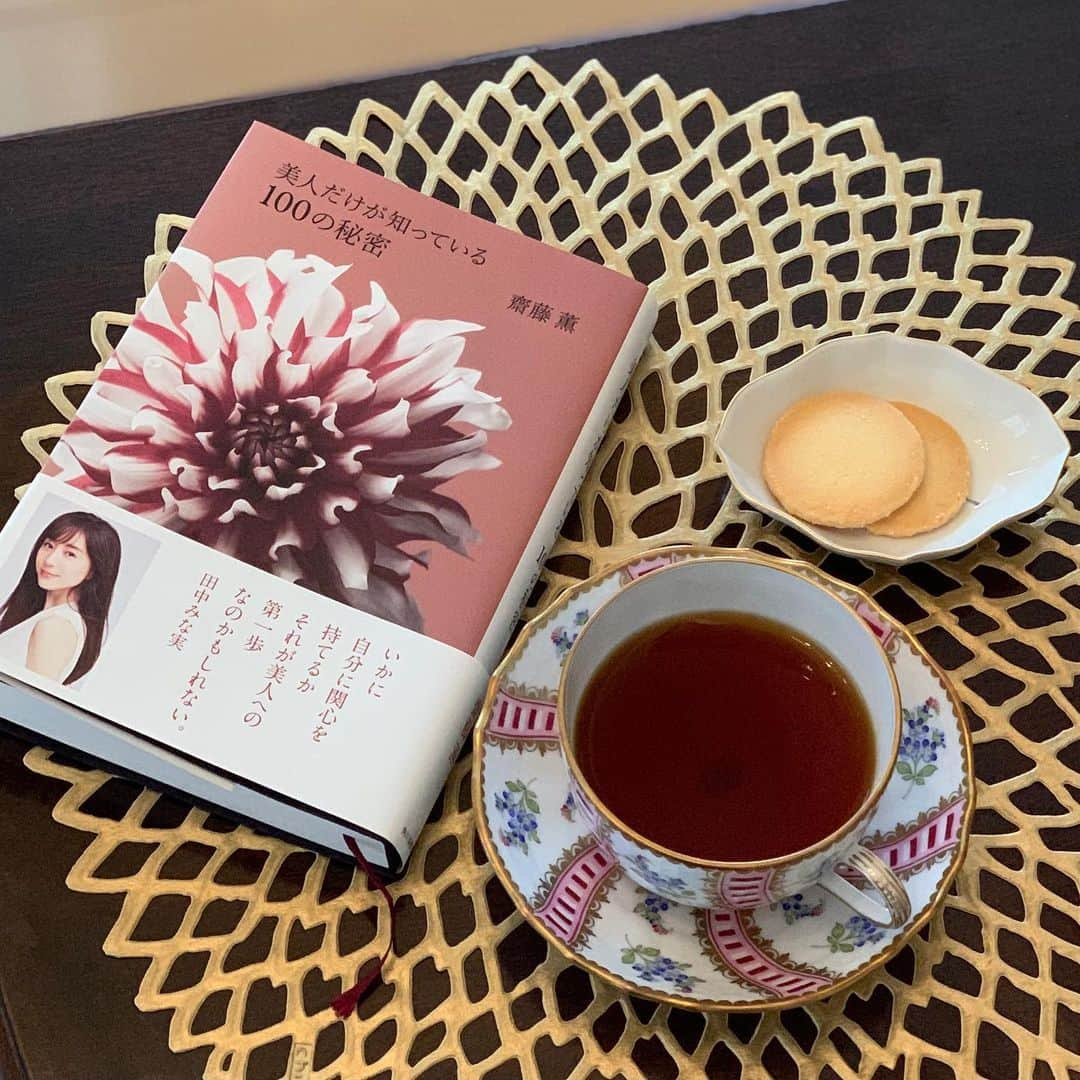 沢瀉美緒さんのインスタグラム写真 - (沢瀉美緒Instagram)「※ Must read this book @bijinhyakka 📚 . 既に4版目なんだとか⁉️ 【美人だけが知っている100の秘密】 . 読み初めのタイミングでちょっと触れましたが 読み終えた後、わかるー！間違ってなかった！って 自己肯定感が溢れる一冊です✨ . 美人百花に対する想い等も綴られていて とっても興味深く読み進めました。 . 前を向いて決意新たに進める気になります🚶‍♀️ . 是非手に取ってみてくださいね💛 . . #齋藤薫 #美人だけが知っている100の秘密 #おススメ本 #美人百花」1月29日 14時39分 - mio_omodaka