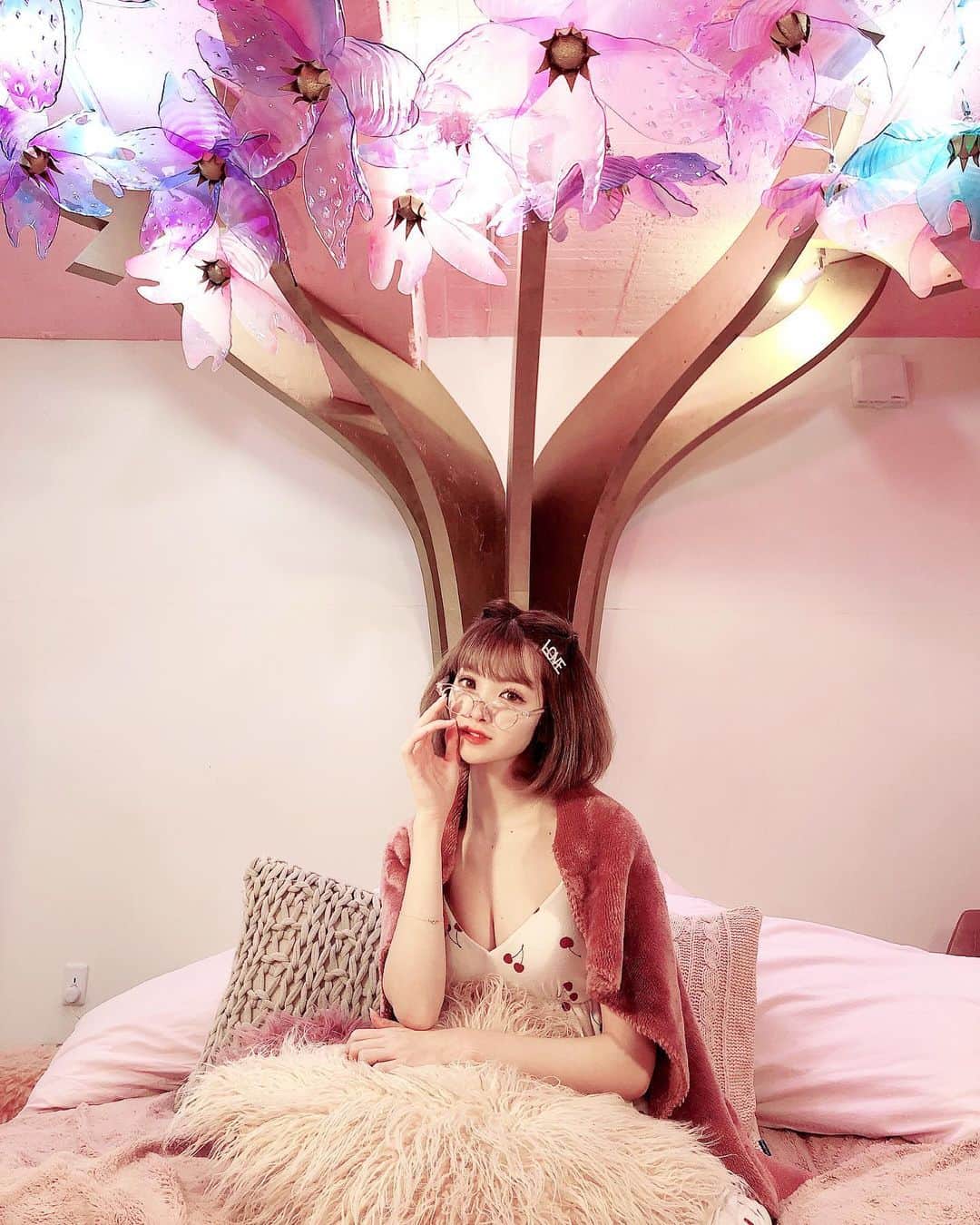 玉川来夢のインスタグラム：「moshimoshirooms❤️ 桜の木のお部屋が可愛すぎ🌸🍒 #moshimoshirooms #原宿 #原宿ホテル」