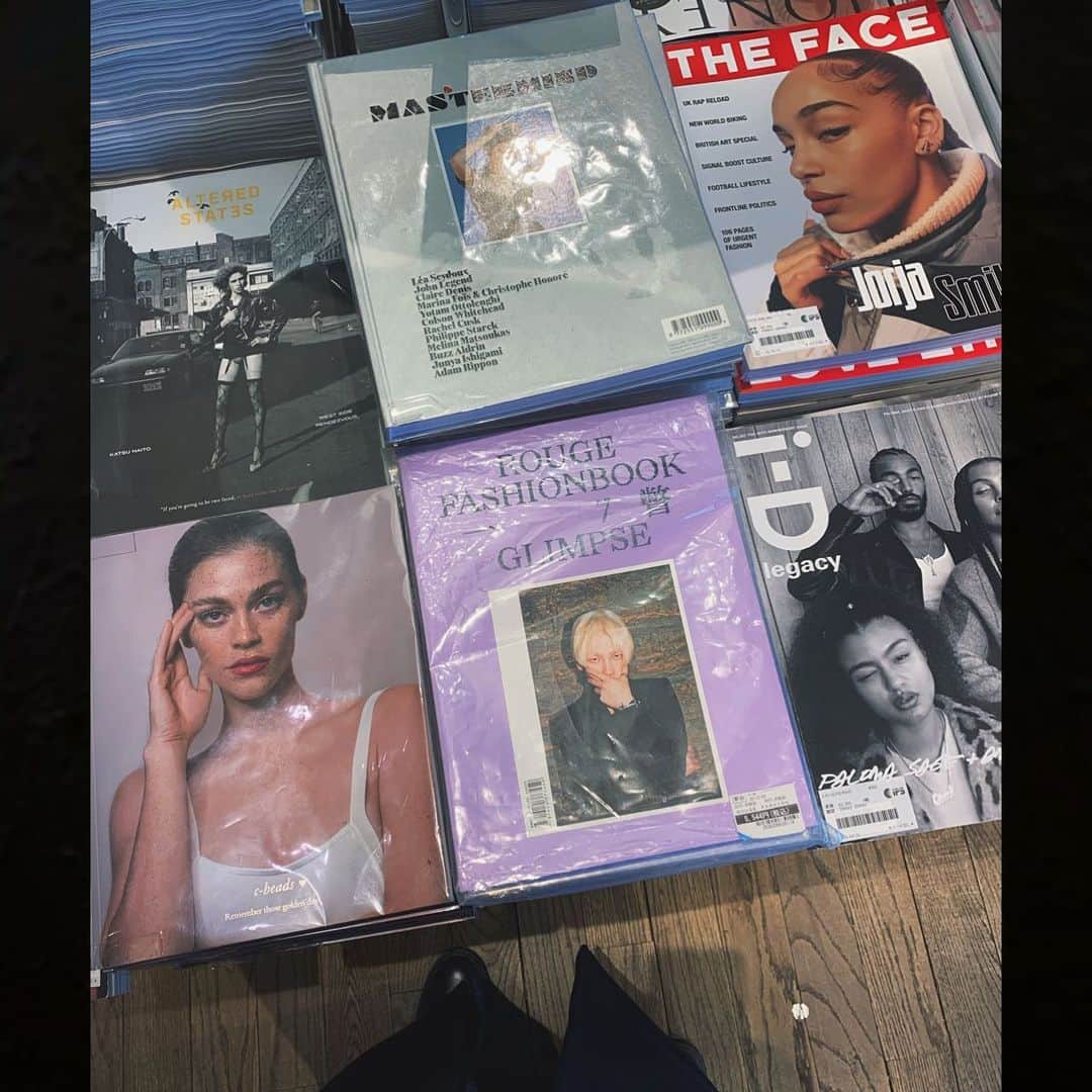 森摩耶さんのインスタグラム写真 - (森摩耶Instagram)「昔なら大量の雑誌を買っていた私も、デジタル化が進み、電子書籍や、雑誌もウェブで読んだりするようになった。でも、やっぱり良いんだよなぁ…紙📚 めくる時の高揚感とか。匂いや質感も。体温を感じるんだよなぁ。」1月29日 14時41分 - maya_mori