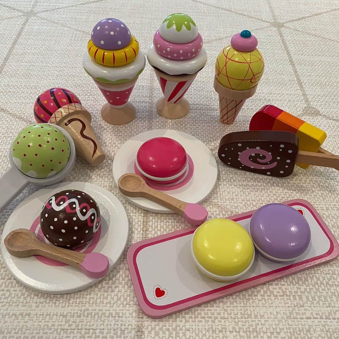 大西蘭のインスタグラム：「・ 木製のキッチン、コーヒーメーカー、アイスクリームセット、お寿司🍣 ・ 木製のおもちゃは手触りが優しく、プラスチックのおもちゃに比べて色が強すぎず、インテリアのじゃまをしないのが好き。 ・ とは言っても、息子はアンパンマン、トーマス、しまじろうが好きなので、キャラクターのおもちゃもどんどん増えてますが🤣 ・ 本当、アンパンマンのおもちゃって、機能もコスパも良くて、優秀だから、つい買っちゃうのよね🤣 ・ 子供ができる前はアンパンマンのおもちゃは置きたくないなーと思ってたのに、今や、息子が喜ぶならとアンパンマンの絵を描いたり、歌まで歌えるようになりました😅 ・ ちなみに、シンガポールで木製のおもちゃを買うのにオススメなのは、マリーナスクエアにあるLittle Shop🧸 ・ 優しいご夫婦が接客してくれて、色々相談にも乗ってくれました☺️ @littleshoptoys  オンラインでも購入できます✨ ・ ・ 📍『LittleShop』 6 Raffles Blvd, #02-25/282 Marina Square, Singapore 039594 ・ ・ #マリーナスクエア #リトルショップ #シンガポール在住日本人  #littleshop  #sg #sgfood #singapore #singaporelife﻿ #シンガポール #シンガポール駐在 #シンガポールグルメ #シンガポールカフェ #シンガポール生活 #シンガポールライフ #シンガポール在住 #シンガポール暮らし #シンガポール観光 #シンガポールおすすめ #木製おままごとセット #木製キッチンセット #木製おもちゃ」