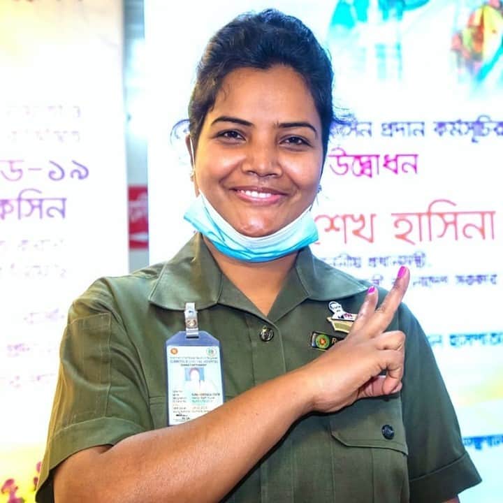 unicefさんのインスタグラム写真 - (unicefInstagram)「"Feeling good!" Nurse Runu is the first person to be vaccinated against COVID-19 in Bangladesh! We still have a long way to go but she’s playing her part.  Are you receiving a COVID-19 vaccine? Share a photo of yourself holding up the v sign and tell us what it means to you.  ✌️ for #Vaccinated.  @unicefbangladesh」1月29日 14時50分 - unicef