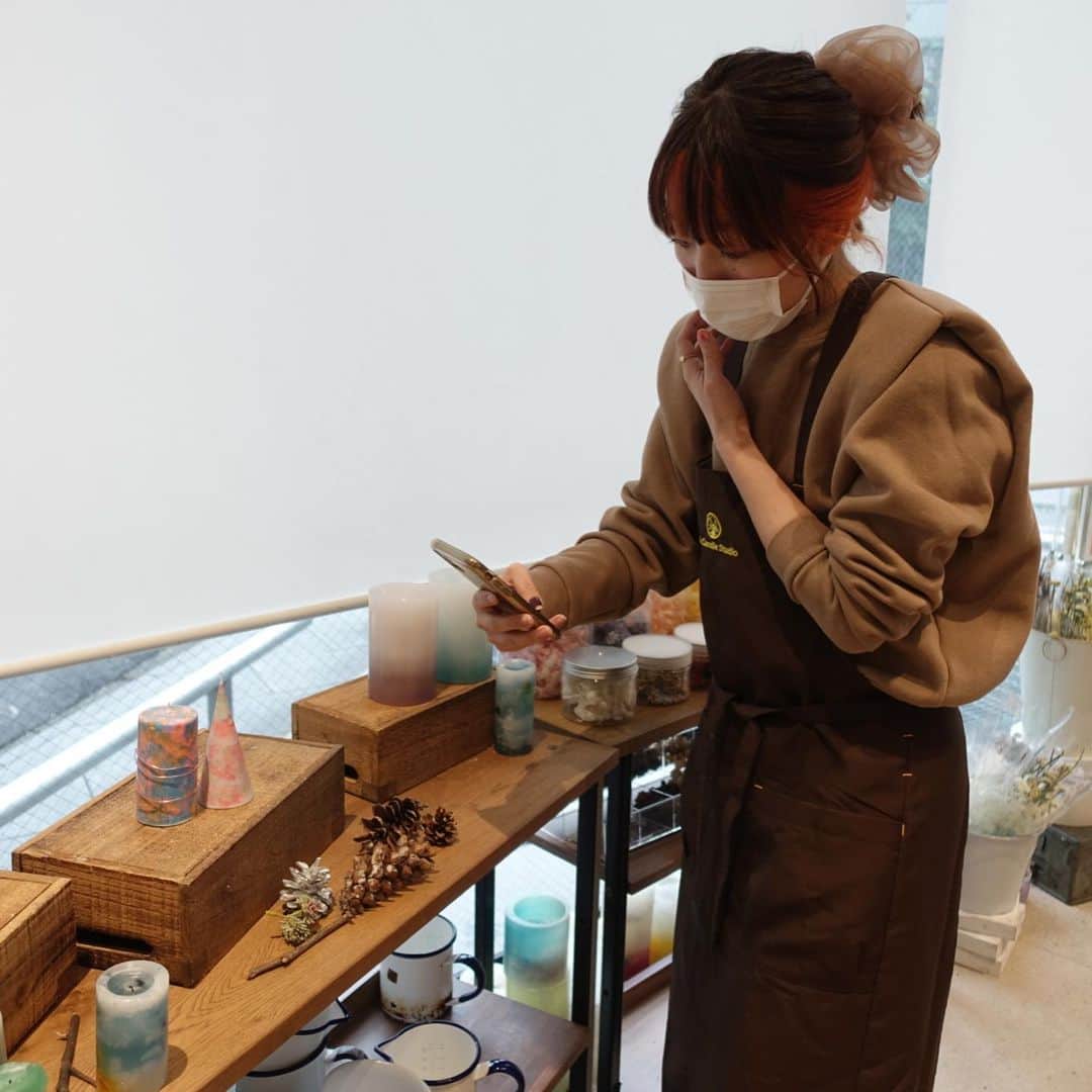 伊倉愛美さんのインスタグラム写真 - (伊倉愛美Instagram)「#キャンドル作り をちゃんと 習いたくて、花田さんと ワークショップ行ってきたよ🕯  #ボタニカルキャンドル しか 作ったことなかったから、 初めての工程がたくさんで 楽しかった〜。  キャンドル作りはとても 奥が深いな、、、🥺  最近ファンミ限定グッズとして キャンドル作り始めたんだけど 身の回りにキャンドルに 興味ある方が多くて、 なにかしたいなと企んでる🤔 音楽と掛け合わせたりとか、 オンラインワークショップ的なのも 面白そうだね😂😂  #キャンドルのある暮らし #キャンドルワークショップ #キャンドル教室 #グロスマーブルキャンドル  #マーブルキャンドル #candle」1月29日 14時53分 - ikura_manami