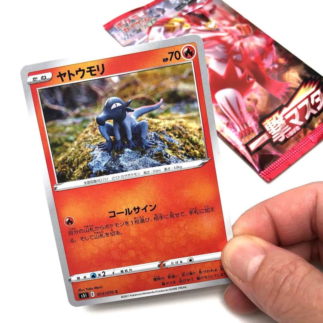 森井ユカさんのインスタグラム写真 - (森井ユカInstagram)「‪たねポケモンの『ヤトウモリ』を焼いて固める樹脂粘土で作りました。 ソード＆シールド拡張パック［一撃マスター］に入っている、カモよ⁈‬  ‪我的新寶可夢卡发售的！‬ ‪The New Pokémon card has gone out! ‬  ‪#ポケモンカード #ポケカ #pokemoncards #pokemoncard‬」1月29日 15時03分 - yukamorii