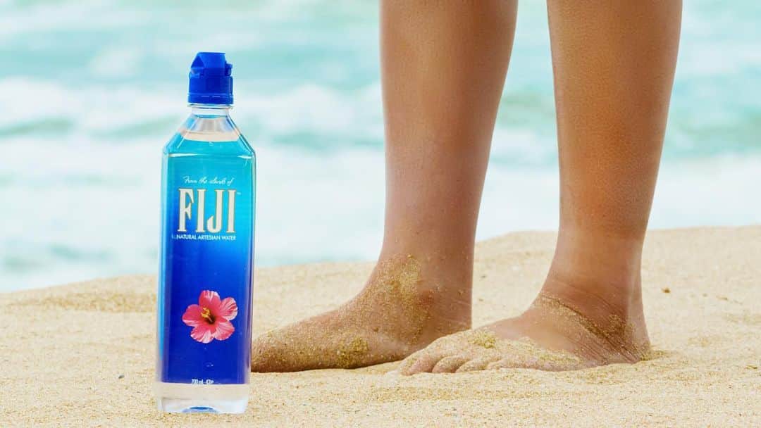 FIJIWaterJapanのインスタグラム：「スリムなスポーツキャップは、片手でも飲みやすくて優秀！ 現在、スポーツキャップ700mlを700円オフで購入できるクーポンを下記で配布中。  期間は2/15まで！  http://fijiwater.oneandonly.jp/index.html #フィジーウォーター #fijiwater #水分補給 #スポーツキャップ #クーポン  #水分補給   #lovefijiwater  #ミネラルウォーター #lifewithfijiwater」