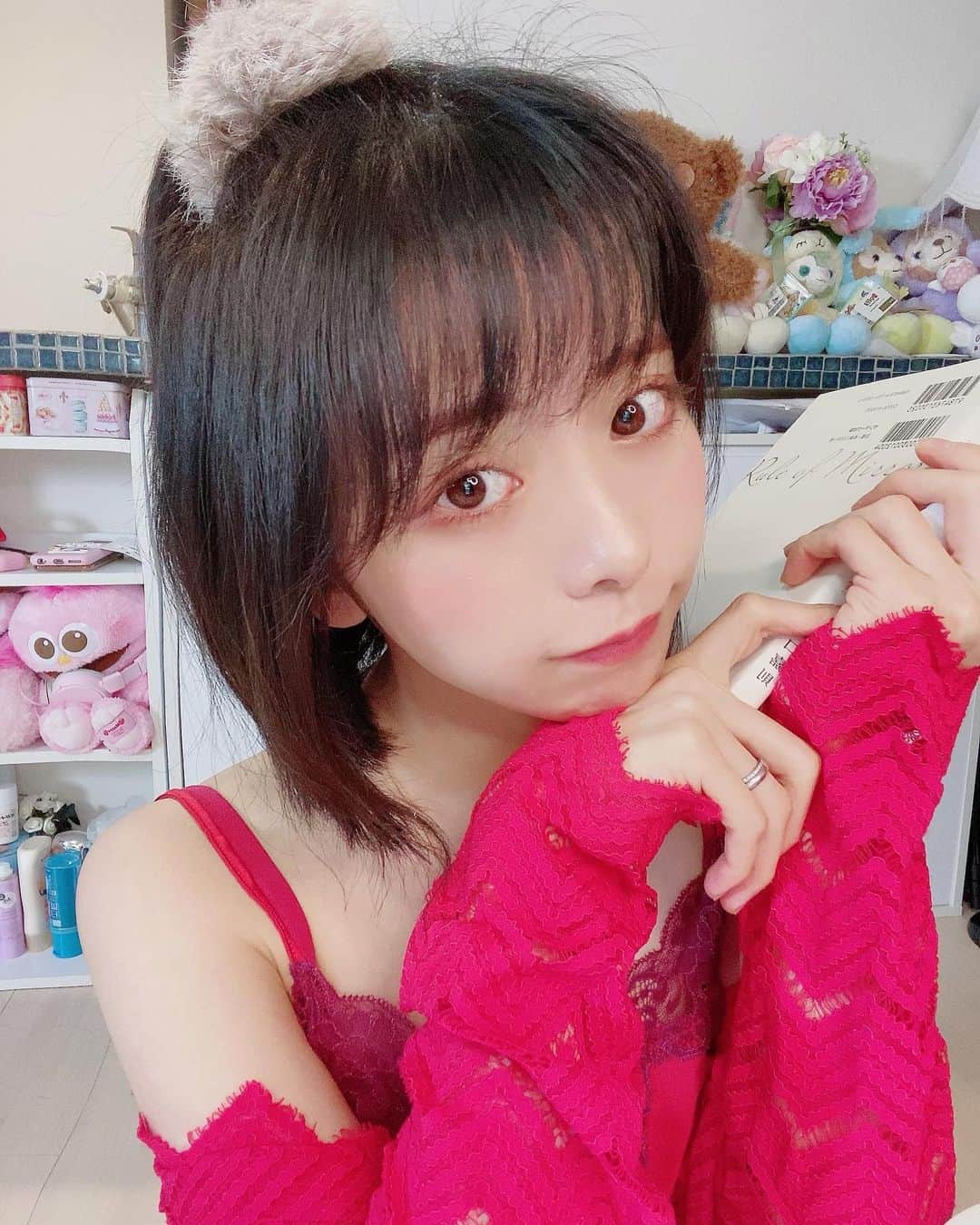 のインスタグラム：「この頃寝る前の習慣🧸 ・ ソワソワしたり うーんてなったり イラッとしたら いったん本読む📚📚 そしたら少しは落ち着くし🤏 性格って多分なかなか 変わらないと思うし でも少しずついい方に かわったらいーなぁ ・ ・ ・ ・ #イチナナライブ #イチナナ  #ショートヘア #黒髪 #アッシュグレー  #部屋着 #ランジェリー #赤  #二の腕 #デコルテ #むちむちボディ  #バレンタイン #チョコレート #バレンタインコーデ #インスタグラビア #ビジョビ  #valentine #valentineday #17live #bigolive #japanesegirl #gravure #kawaii  #발렌타인 #발렌타인데이 #초콜릿  #일본어 #여대생 #란제리 #속옷」