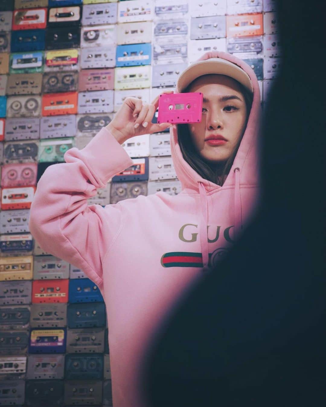 グレース＝カンクラオのインスタグラム：「#ตายทั้งเป็น Cover ตัวล่าสุด คืนนี้ 2ทุ่ม เจอกัน YT : GRACEKANKLAOOFFICIAL นะค้า 📸 : @pakpoom_nimlamai @y25musicspace」