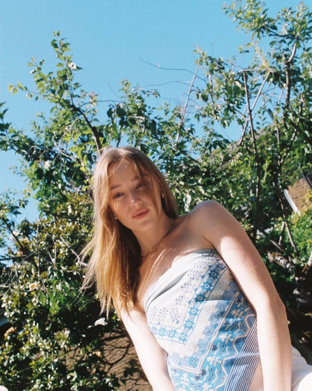 Vogue Australiaさんのインスタグラム写真 - (Vogue AustraliaInstagram)「"It’s one of those things that you do get a little bit nervous about leading up to it, because obviously there is so much... Like wow, there are 𝘢 𝘭𝘰𝘵 of sex scenes. But it was done in such a way that made us both comfortable and it was actually really great to do that with Regé.” After being officially crowned as the most-watched show on Netflix ever, #Bridgerton—in all its fizzy, frothy, raunchy glory—is in a class of its own. Thanks, in large part, to star #PhoebeDynevor. At the link in bio, Vogue chats to Dynevor about on-set friendships, working with an intimacy co-ordinator for those sex scenes and what the series can teach us about our own modern world.⁣ ⁣ 📷 @phoebedynevor @barnabyboulton」1月29日 15時10分 - vogueaustralia