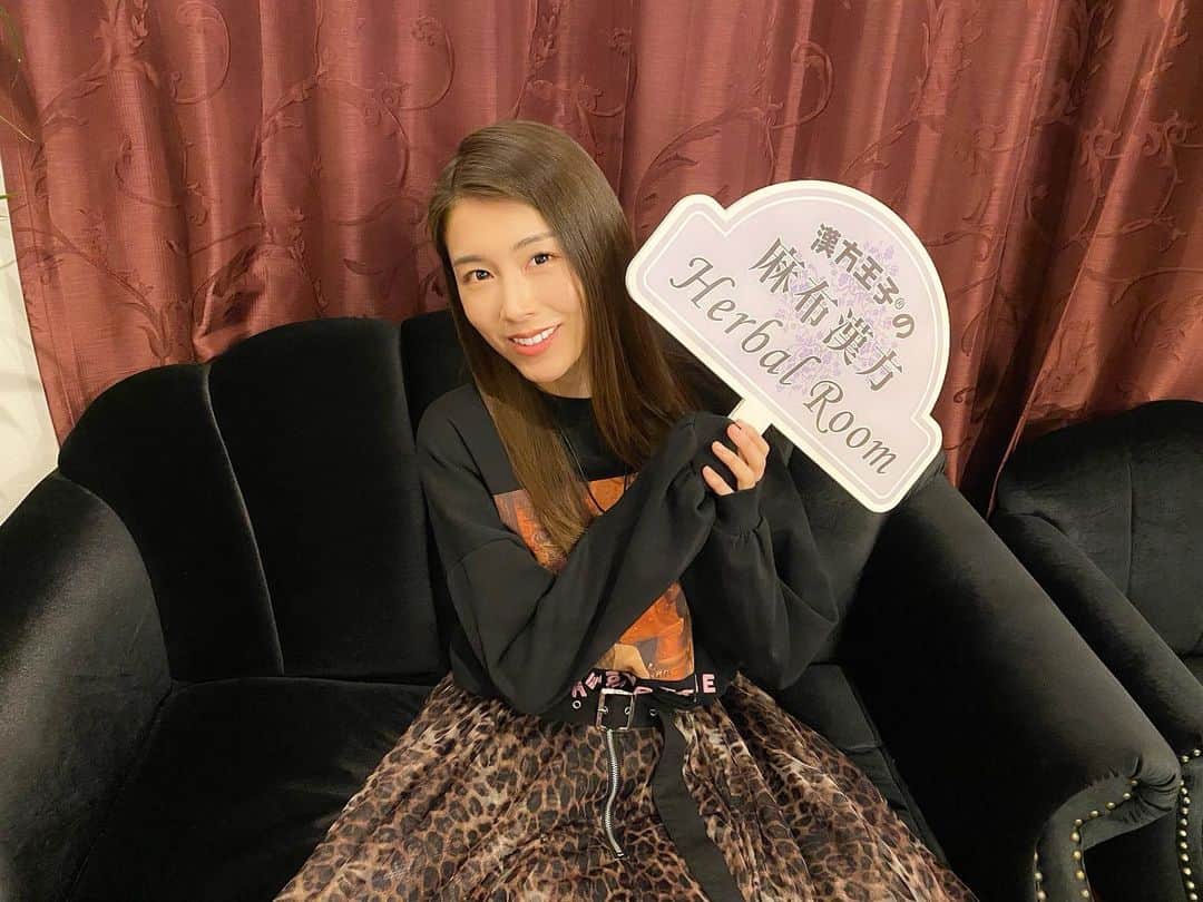 麻衣愛のインスタグラム：「お世話になってるいる麻布漢方さんへ!!☺️🎵 . 麻布十番にある漢方サロン麻布漢方ハーバルルームさんで漢方治療をはじめました!! . 年々PMSが酷くて最近は特にPMDDが酷くなり、今まで辛いって口にすると「自分自身を自分でコントロールできてこそが大人なんだよ」と言われていたのでそのような意識の力技で自力でどうにかしようとしていました。でも、PMSの期間に生命の危機を感じることが多々あり、ついに漢方治療をはじめました。（もっと早く通えばよかった） . 相談にのってくださっている、漢方王子の野口先生は漢方相談歴20年以上、相談数5000人以上というベテランの漢方薬剤師の先生でPMSにもたくさん向き合ったことがあるとのことなのでご相談しました。 . わたしが飲んでいるのはこちら↓ ・松康泉﻿ トリプトファンというアミノ酸がたっぷりの松こぶエキスが含まれています。﻿ 幸せホルモンといわれているセロトニンは、このトリプトファンから作られるため、セロトニンを作れる体づくりのために継続。 （わたしにはセロトニンがびっくりするくらい足りていないらしい）﻿ ﻿ ・ビタミンD3﻿ 通常は食事や日光を浴びることで作られるビタミンD3。﻿ ただ、食事から摂るには限界があり、ステイホームにより日を浴びる時間が減っていたり、そもそも日焼けが気になるため日光を浴びたくない！という方はサプリメントで摂取すれば大丈夫！！  セロトニンを増やすためには、﻿ トリプトファンからセロトニンを作る材料として欠かせないビタミンD3を、松康泉と一緒に飲むことでたくさん作ることができるそうです！！  まだ飲みはじめて数週間だけど、改善されたらいいな🥺 皆さんは、PMS・PMDD辛くないですか？ 今後YouTubeでも紹介していきたいので、コメント・DMで意見聞かせて下さい！！🙇‍♀️  #麻布漢方 #麻布漢方ハーバルルーム #漢方治療 #漢方薬 #pms #pms対策 #pms改善 #pmdd #女性の悩み #kanpo #松康泉﻿ #vd3 #ビタミンd3 #セロトニン #麻布十番 #漢方王子 #女性の幸せ」