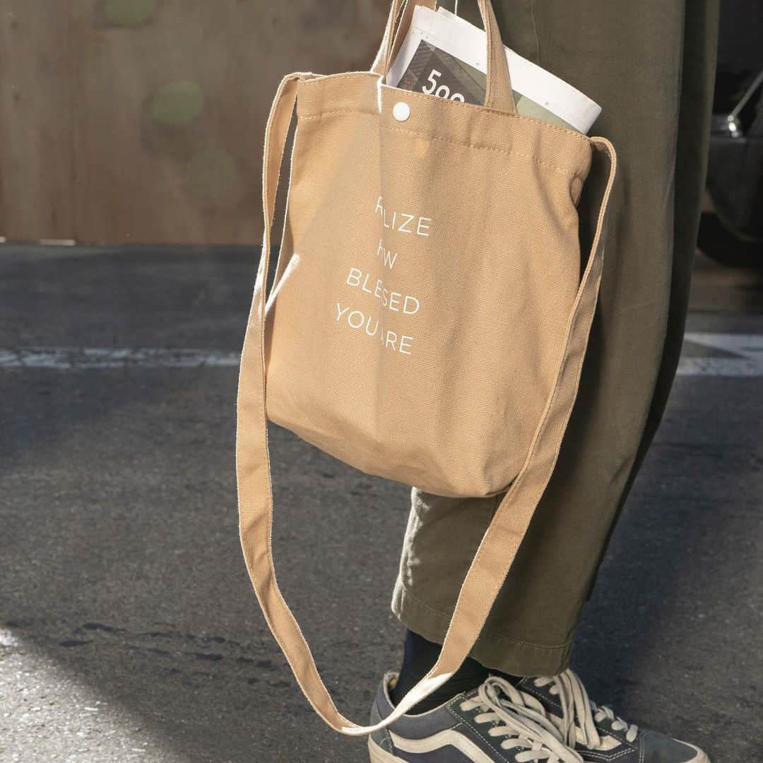 TOOLS to LIVEBY / 禮拜文房具のインスタグラム：「. TOOLS to LIVEBY 隨行袋（小）新色上市  禮拜文房具小隨行袋推出卡其新色，自然淳樸的大地 卡其帶來溫和舒服的氣息，與任何生活衣著均能合宜 配搭，簡單呈現清新的個人穿搭風格。  禮拜文房具官網、店舖同步販售中」