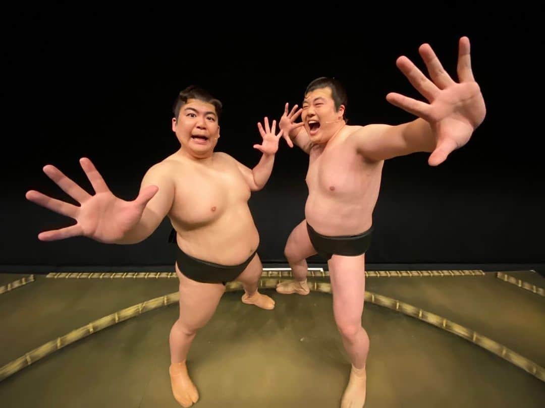 のインスタグラム：「花吹雪宝塚トリオとして、花ちゃんと星ちゃんも本当にありがとう！！ しんちゃんもカメラの向こうにいるよ〜ん✨ 稽古から本番までほとんど一緒にいて、楽しい時間を過ごしました。僕にとってかけがえのない時間でした✨ #両国花錦闘士　#力士　#相撲」
