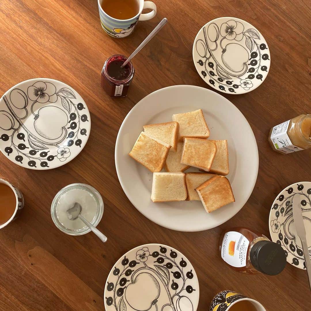 のインスタグラム：「今日のおやつはジャムトーストと干し芋。  今日はどのジャムが1番好きだった？！ と息子と盛り上がりました。  日によって好みのジャムが変わります。 酸味の強いものが美味しい時と甘いものが欲しい時と。。 不思議だなぁ🧐  #頂き物のジャムと #賞味期限間近のジャム #明日からは #豆乳グルトに入れて #いただきます。  #干し芋は #お気に入りの #マルツボ  #ジャムトースト #乳製品アレルギー #バターの代わりに #ココナッツオイルを塗ります #今日のおやつ」