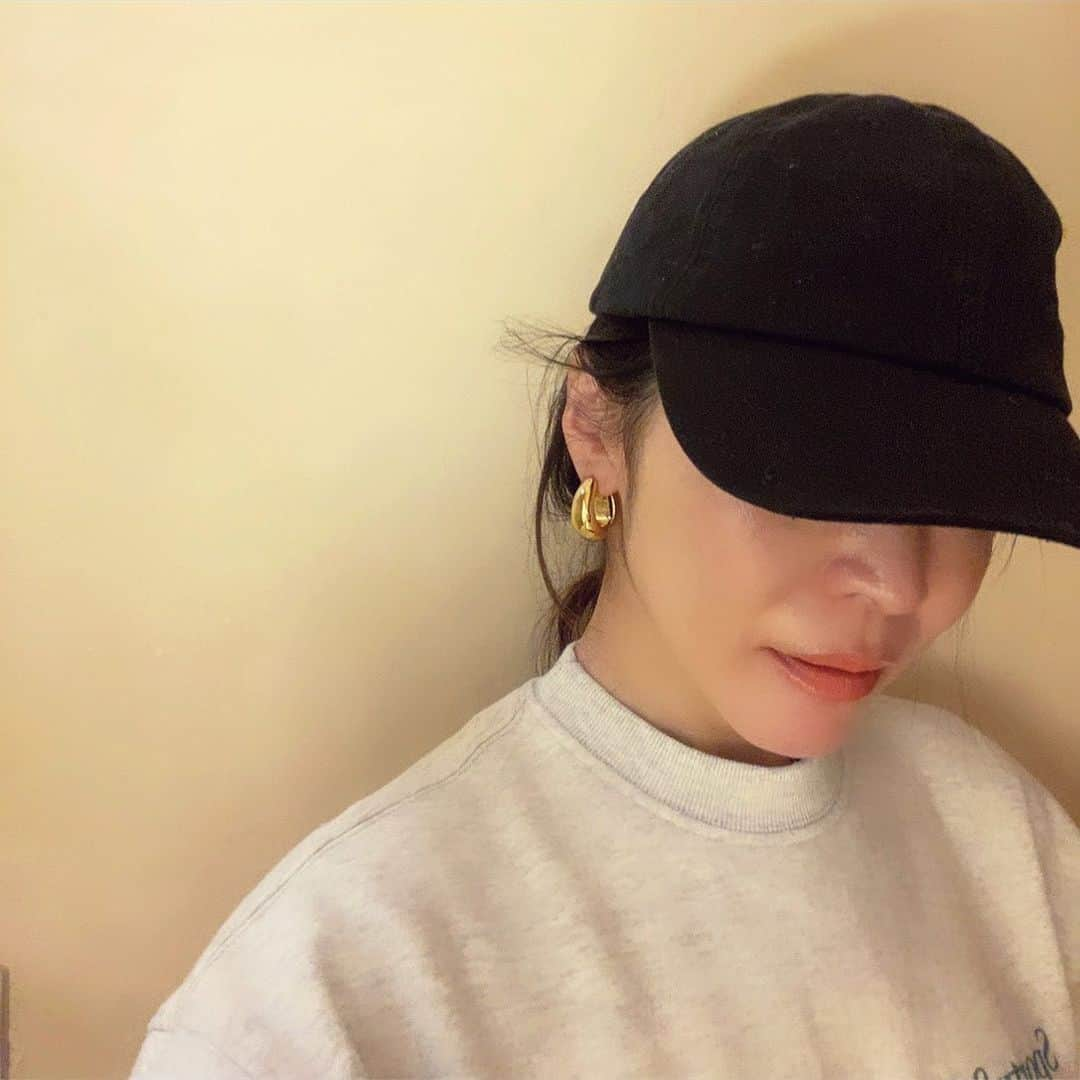 辻直子さんのインスタグラム写真 - (辻直子Instagram)「#HealthSporsDay #goldearrings#tomwood  #体育の日#次のミーティングの場所まで歩いてみようかなー🚶‍♂️ #私のイニシャル入りなんだこのスニーカーって言ったら#するっと普通に話をあわせてくれる#どれにしようかわからなくなって何度も話をしてもアドバイスくれる#ほんとにほんとにありがと🙏🏻  洋服は気分を左右してくれるところがすきです」1月29日 15時32分 - naoko.ts