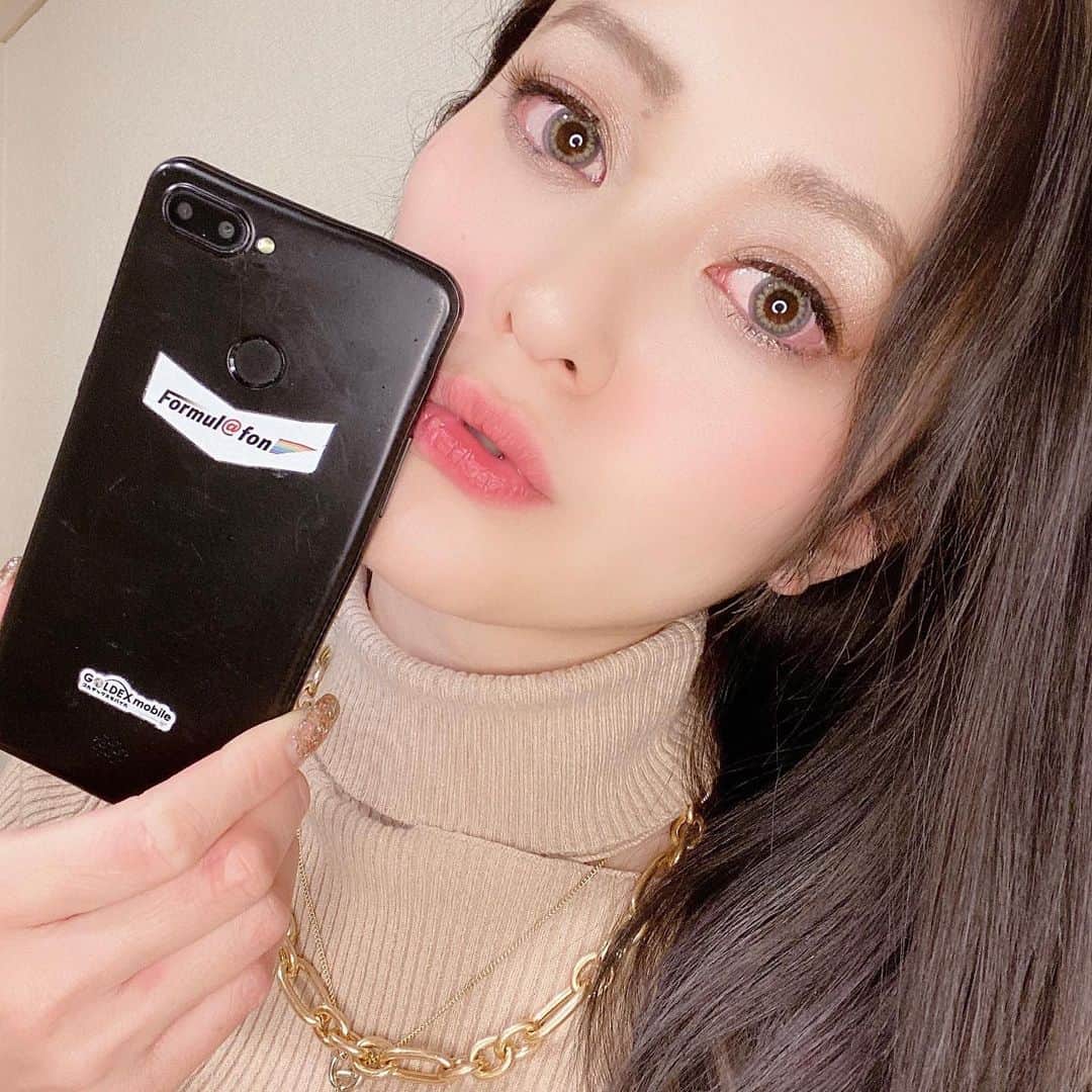三上玲奈のインスタグラム：「最近はゴルデックスモバイルと2個持ちしてるよー❣️  音楽とか映画、tipstarもイヤホン挿しっぱなしでこちらを利用❤️  安くなったし、2台持ち便利‼️  薄くて丈夫〜😚スマホケースだけが見つからない…スマホリングつけようかなぁ😃  #goldexmobile #ゴルモバ #格安スマホ　#三上玲奈　#tipstar #携帯2台持ち」