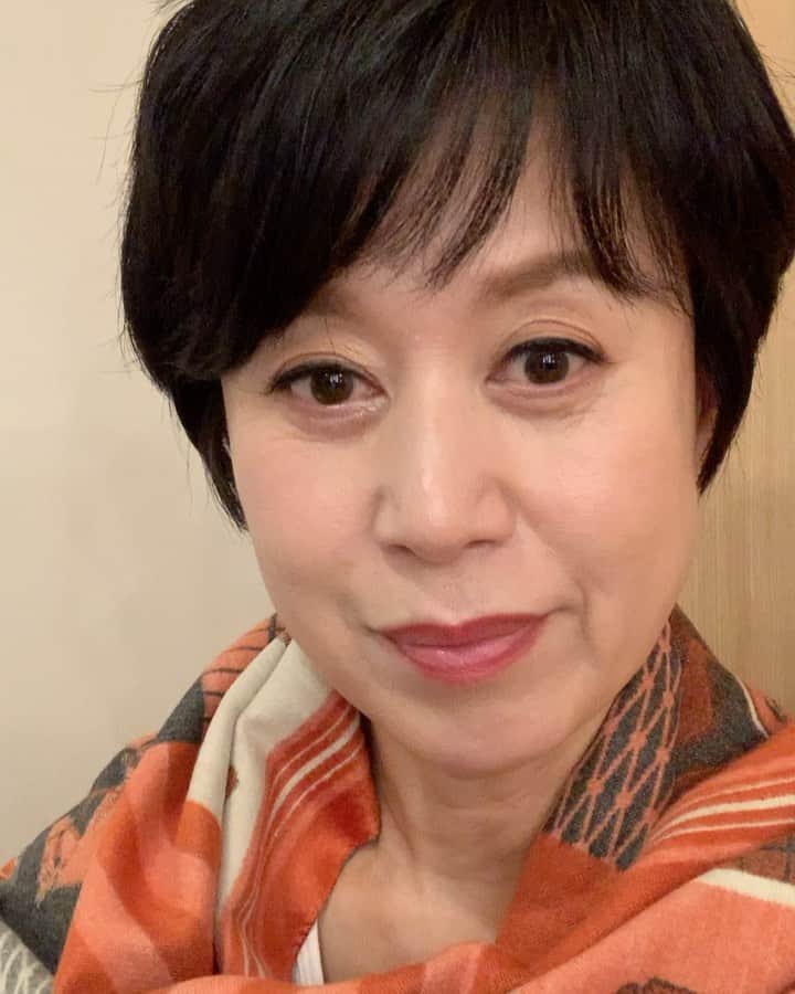 パク・ミソンのインスタグラム：「초코떡  난리  났어요 ㅎㅎ  . 국내산  찹쌀과  벨기에산  생초코  . 고급진  단맛 !!!! 궁금하시죠?  . 제 프로필  링크 걸어놨어요 . . 네이버에  박미선떡  검색 하셔도  됩니다 . . 명절  배송대란  아시죠?  . 발렌타인 데이에  맞출려면  미리  주문해서  냉동실에  놔두세요  . 차게 먹으면  더  맛있어요  . 다크초코 ,  화이트초코떡  . 둘 다  맛있어요~~ . 찰보리영양밥  약식도  맛있구요 ㅎㅎ .  1차 물량  매진  될 수도  있어요~~ . 사랑해 주셔서  감사합니다 ~~ . #박미선떡 #대박떡 #초코떡 #다크초코 #화이트초코 #배송대란전 #미리주문 #차게해서먹는떡#약식 #찰보리약식」
