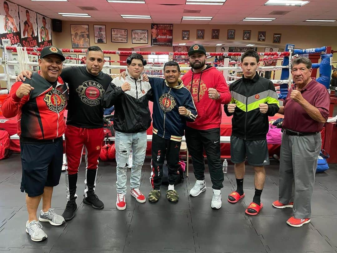 ローマン・ゴンサレスのインスタグラム：「Quiero extenderle mi agradecimiento a todos los miembros del Team Benavidez que nos visitaron hoy. Es un equipo que admiro mucho y que tienen Todo mi apoyo. Espero poder conocer al Campeón David, El Rayo y su Papá para hacer nuestra familia boxistica crecer. Este Team tiene tremendo talento y enorme corazón. Gracias por todos sus detalles. #teambenavidez #elbanderaroja #teamchocolatito #coachella #diosteama #humildemente」