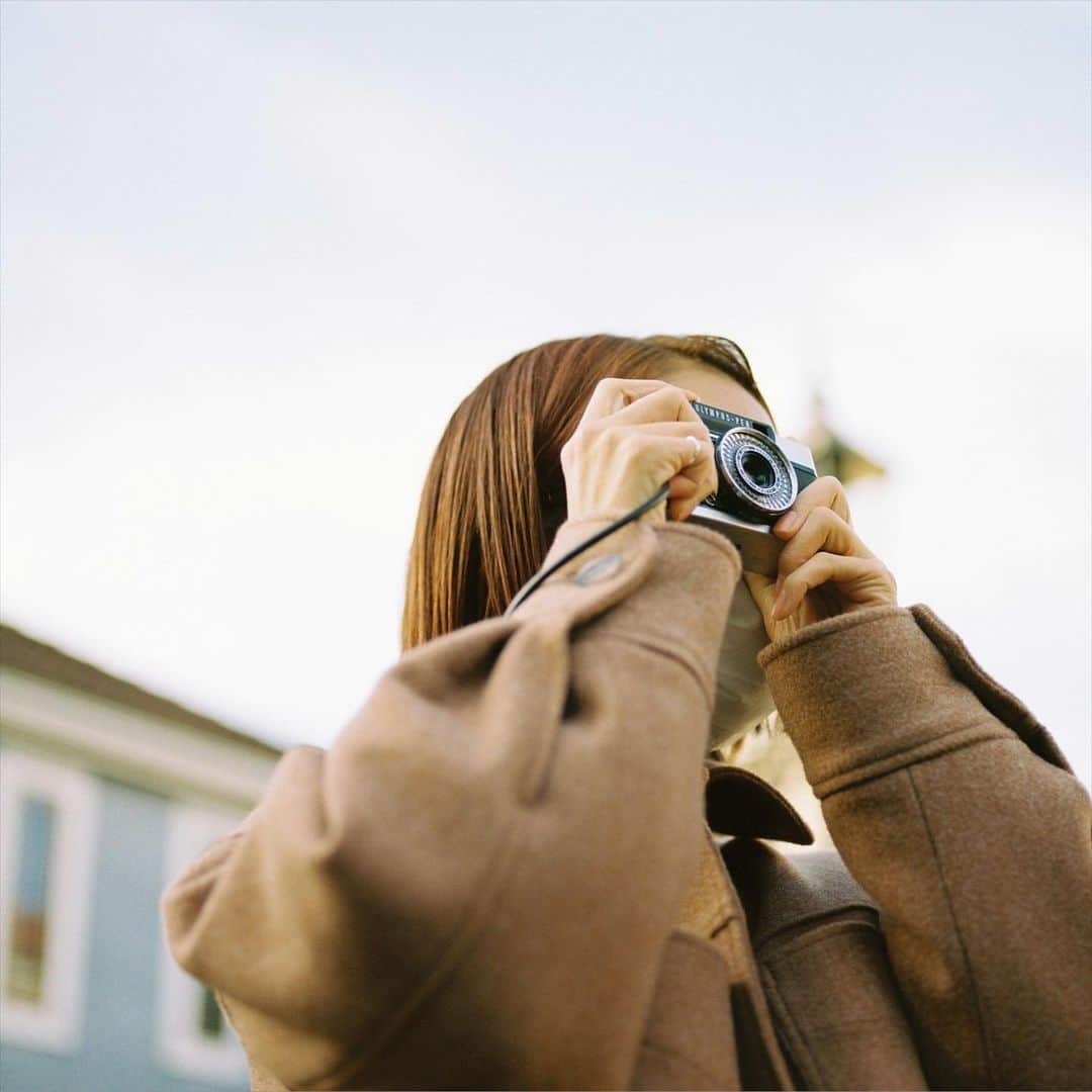 Aya（高本彩）さんのインスタグラム写真 - (Aya（高本彩）Instagram)「ポパイカメラオリジナル 革ひもストラップ🤎 ハンドタイプ  ¥2,600 +tax  シンプルな革ひものストラップ。 PENによく合う〜！！  撮影カメラ:ペンタックス645N レンズ:ペンタックス645 75㎜/f2.8 フィルム:コダックポートラ400  ♦️ストラップはポパイカメラオンラインストアと 自由が丘ポパイカメラで販売しています ♦️写真1〜3枚目の中でストラップをつけているカメラ、 OLYMPUS PEN シリーズも ポパイカメラで販売している中古フィルムカメラです！📷  #ポパイカメラ  #popeyecamera #filmphotography  #カメラストラップ #OLYMPUSpenEE2 #最後の写真のカメラはナチュラクラシカです」1月29日 16時04分 - aya_dream04