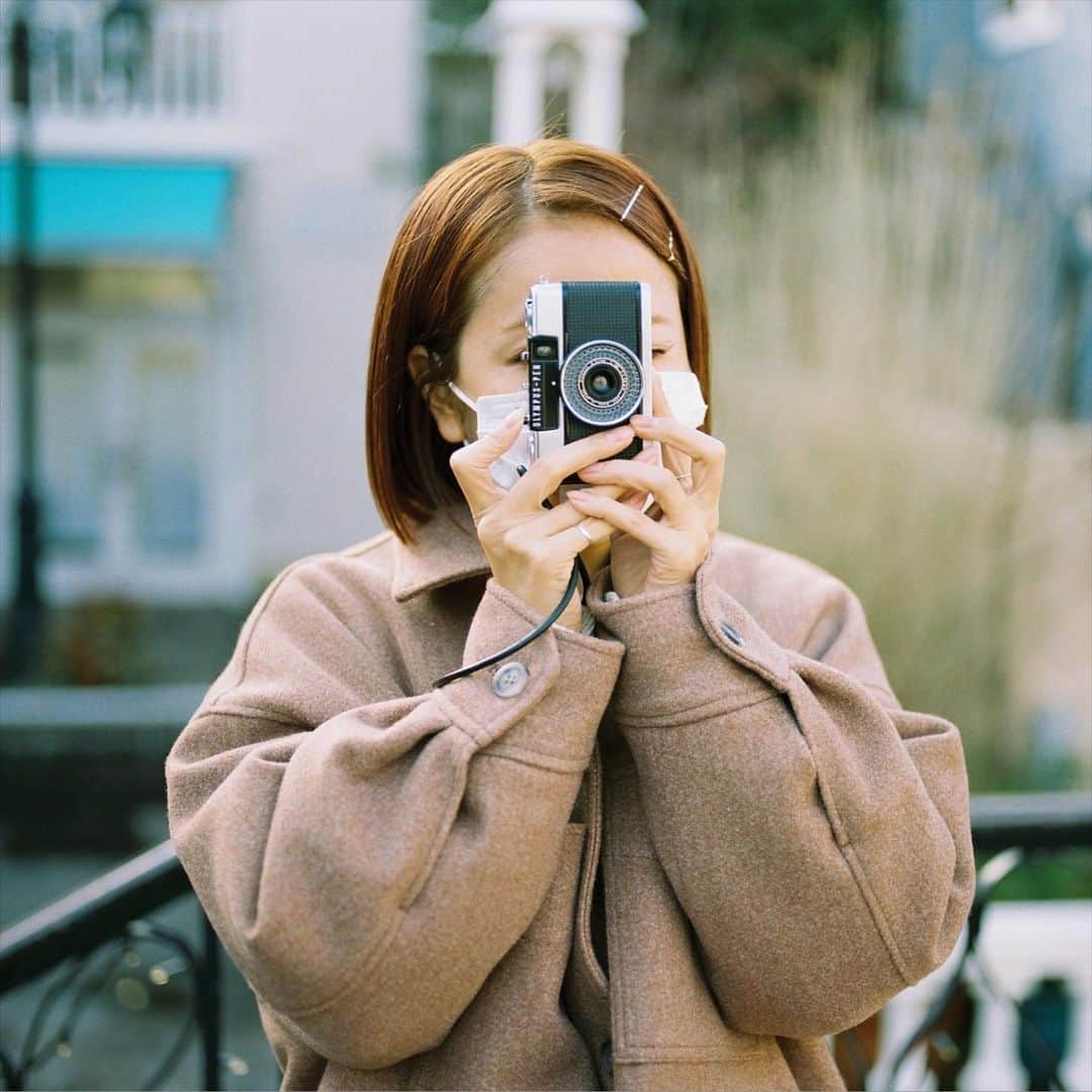 Aya（高本彩）さんのインスタグラム写真 - (Aya（高本彩）Instagram)「ポパイカメラオリジナル 革ひもストラップ🤎 ハンドタイプ  ¥2,600 +tax  シンプルな革ひものストラップ。 PENによく合う〜！！  撮影カメラ:ペンタックス645N レンズ:ペンタックス645 75㎜/f2.8 フィルム:コダックポートラ400  ♦️ストラップはポパイカメラオンラインストアと 自由が丘ポパイカメラで販売しています ♦️写真1〜3枚目の中でストラップをつけているカメラ、 OLYMPUS PEN シリーズも ポパイカメラで販売している中古フィルムカメラです！📷  #ポパイカメラ  #popeyecamera #filmphotography  #カメラストラップ #OLYMPUSpenEE2 #最後の写真のカメラはナチュラクラシカです」1月29日 16時04分 - aya_dream04