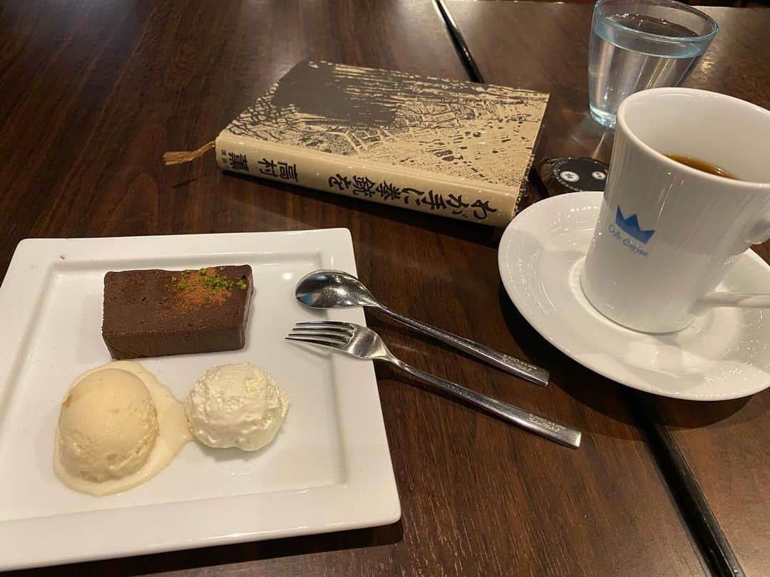 伊原剛志のインスタグラム：「一人読書タイム❗️  至福‼️  #読書タイム #コーヒータイム #デザートタイム」