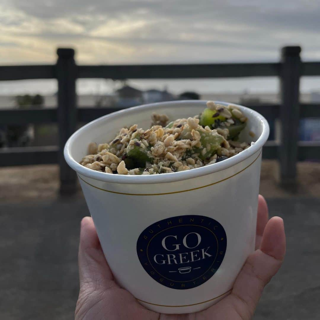 空まどかさんのインスタグラム写真 - (空まどかInstagram)「・ ・ 📍Go Greek Yogurt ・ サンタモニカの目の前の道沿いにあるグリークヨーグルトのお店。 ・ 私は9種類ある中からローズヨーグルトを、 4種類のトッピングはいちご・きゅうい・ブルーベリー・グラノーラを選んで完成。 ・ 値段は7$と少しだったかな。結構な量あるから友達とシェアでもいいかも💜 ・ LA来たばっかのときはグリークヨーグルトあんまり好きじゃなかったけど、今はめっちゃ好きになったー！普通のヨーグルトよりも身体に良いとかなんとか🤭♡ ・ ・ 📸 by @descubrala  Thank you😘😘 ・ ・」1月29日 15時59分 - sky_madoka