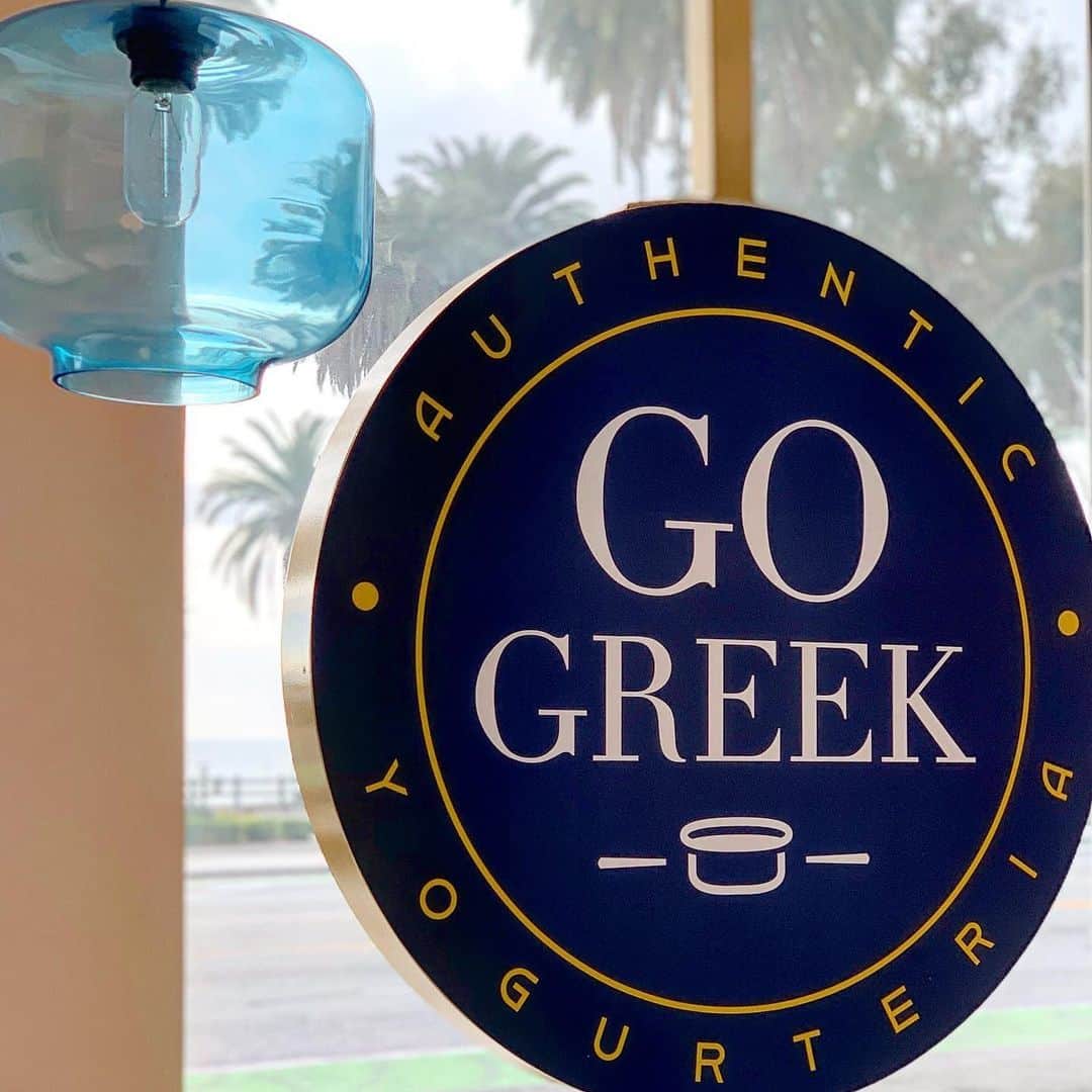 空まどかさんのインスタグラム写真 - (空まどかInstagram)「・ ・ 📍Go Greek Yogurt ・ サンタモニカの目の前の道沿いにあるグリークヨーグルトのお店。 ・ 私は9種類ある中からローズヨーグルトを、 4種類のトッピングはいちご・きゅうい・ブルーベリー・グラノーラを選んで完成。 ・ 値段は7$と少しだったかな。結構な量あるから友達とシェアでもいいかも💜 ・ LA来たばっかのときはグリークヨーグルトあんまり好きじゃなかったけど、今はめっちゃ好きになったー！普通のヨーグルトよりも身体に良いとかなんとか🤭♡ ・ ・ 📸 by @descubrala  Thank you😘😘 ・ ・」1月29日 15時59分 - sky_madoka