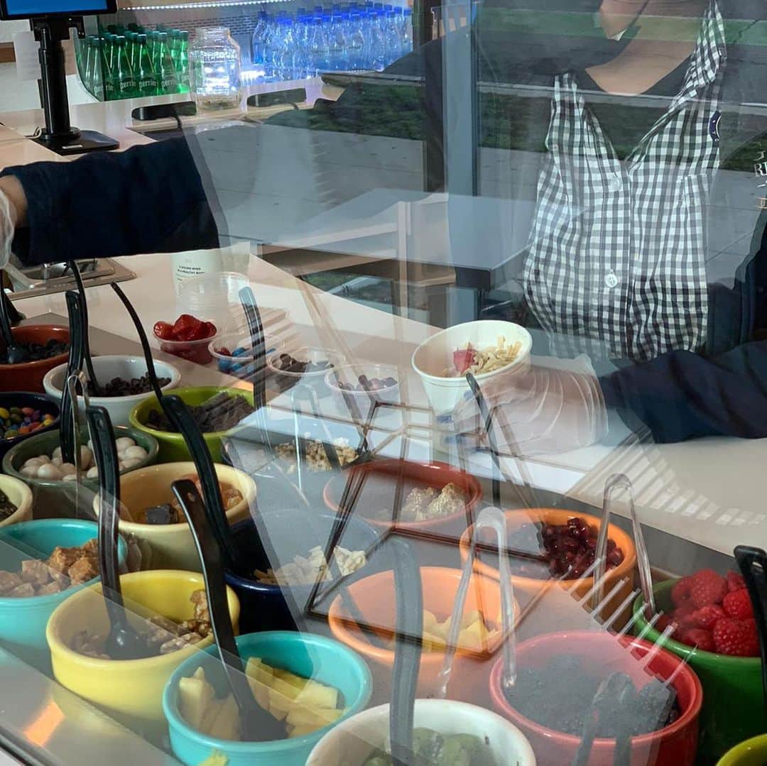 空まどかさんのインスタグラム写真 - (空まどかInstagram)「・ ・ 📍Go Greek Yogurt ・ サンタモニカの目の前の道沿いにあるグリークヨーグルトのお店。 ・ 私は9種類ある中からローズヨーグルトを、 4種類のトッピングはいちご・きゅうい・ブルーベリー・グラノーラを選んで完成。 ・ 値段は7$と少しだったかな。結構な量あるから友達とシェアでもいいかも💜 ・ LA来たばっかのときはグリークヨーグルトあんまり好きじゃなかったけど、今はめっちゃ好きになったー！普通のヨーグルトよりも身体に良いとかなんとか🤭♡ ・ ・ 📸 by @descubrala  Thank you😘😘 ・ ・」1月29日 15時59分 - sky_madoka