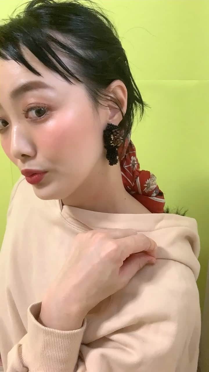 田中真奈美のインスタグラム：「@uneven_jp  の新しいアイテム 【マルチスティック　クレマチス】を使ってツヤメイクに✨💕 . と、カジュアルな服にもササッとひと手間アレンジ💕🎶 . アレンジ用のおくれ毛がない方はカット☺️✂️に行かれた際に美容師さんに相談して作ってもらってくださいね🎶✨ . 使うアイテムはピン２本とスカーフ1枚💕（used shopなどでお気に入りの1枚をさがして下さい🎶） . 慣れたら簡単ですよ💕ピンの練習はしてくださいね🙏🏻✨ . 目尻のマスカライコール【アニヴェン　サンドベージュ】 リップ＝【アニヴェン　マルチスティック　GRAIN BROWN】 【shu uemura ルージュアンリミテッドA WN 277】 . お役に立てたら嬉しいです☺️🙏🏻✨💕 . #switchmanami」