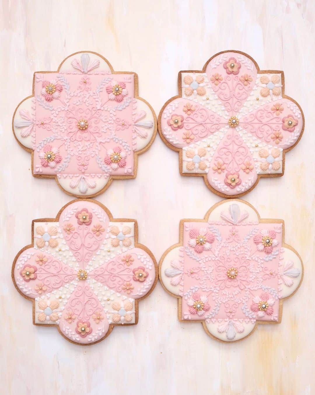 KUNIKAのインスタグラム：「Flower embroidery pale pink tile cookies🌸 I've been away from making icing cookies for a while, but now I want to make it for someone else. I am motivated by friend's happiness!!  しばらくアイシングクッキーづくりから離れていたけれど、誰かのためになら作る気力が湧いてきました。 あまり人と関わらない生活をしているからか、自分の存在意義とは...と考えてしまうこもあったけど、贈る人の笑顔を想像しながら作る時間は、心が幸せになるなぁ。  インスタでプレゼント企画とかやったことないけど、例えば数名ランダムにピックアップさせていただいて、希望のモチーフクッキーアートを作って写真をプレゼント、とかやったら楽しいかな？🤔🤍 (写真はみなさんにもシェアするとして❃) そうゆうのが今、とてもモチベーションになる気がしています...!  #artofkunika」