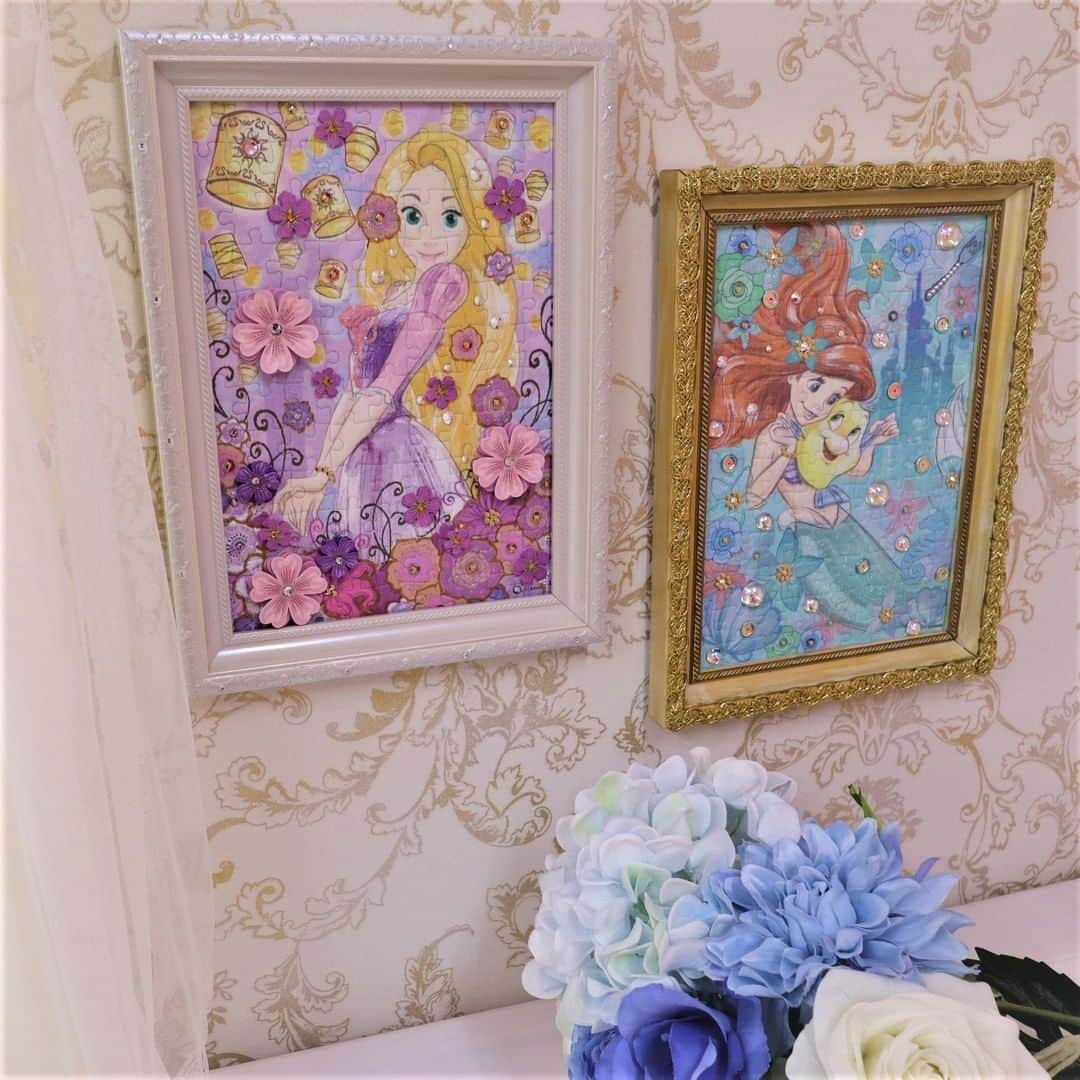 パズルデコレーション公式 エポック社のインスタグラム：「puzzdeco ・ 1月29日は、ナショナル・パズル・デーです！ おうち時間にジグソーパズルを楽しむ方が増えていますね。 完成したパズルは、お部屋に飾る楽しみもあります。季節に合わせて変えてみてもいいですね。  春らしい色合いの「ラプンツェル」のパズデコには、お花をたくさんデコレーション！ 夏にぴったりの「アリエル」のパズデコには、キラキラとした海の中をイメージして、スパンコールでデコってみました。  『パズデコ』は、これまでのジグソーパズルに自分なりの装飾を加えて楽しむ、新しいホビーです。 様々なデコレーションパーツが入っているので、すぐにパズルから装飾まで楽しむことができます。  おうち時間を、パズデコで楽しい時間にしませんか？ 商品については、公式ウェブサイトをチェックしてくださいね。  【写真】 「Rapunzel（ラプンツェル）-royal lavender-」（108ピース） 「Ariel（アリエル）-cobalt blue-」（108ピース）  ©︎Disney   #パズルデコレーション #パズデコ  #puzzledeco #パズル #puzzle #ジグソーパズル  #デコレーション #デコ #ハンドメイド  #ディズニー  #disney #ラプンツェル #アリエル  #nationalpuzzleday」