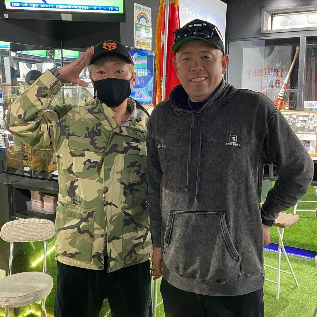 小田幸平のインスタグラム：「スピードワゴンの2人とお仕事でした。セカオザこと小沢さんとパシャ📷久しぶりにお会いして嬉しかったです❗️大好きなイトさんと写真🤳撮るの忘れた〜😭#スピードワゴン#井戸田潤#小沢一敬#グッドa#はげch#中日ドラゴンズ#読売ジャイアンツ#収録#プロ野球」