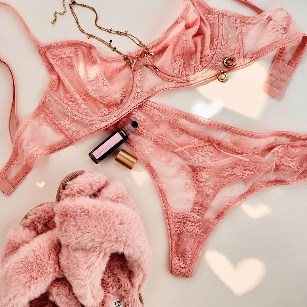 COTTON ONさんのインスタグラム写真 - (COTTON ONInstagram)「16 days 'til V-Day 🌹 We’re here for all the feels, especially the luxe slippers + lace 💕 @cottononbody Treat yourself. Spoil someone. Drop a hint. #TapBioLinkToShop #MyCottonOn」1月29日 16時00分 - cottonon