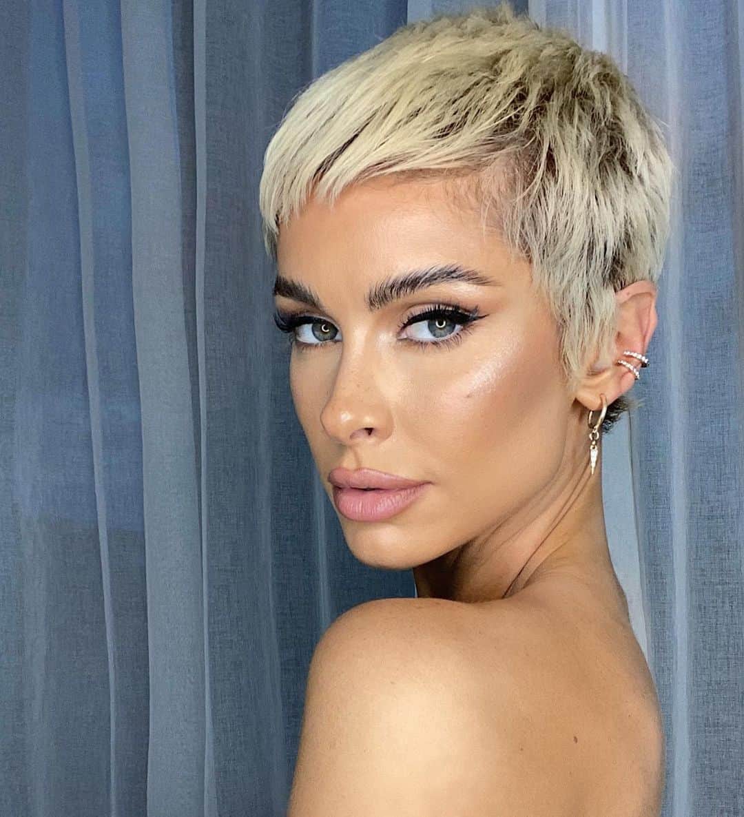 エリー・ゴンサルヴェスのインスタグラム：「I know you never saw this coming.. ⚡️🧚‍♀️ I made this my decision for the 2021 @LorealPro Smartbond campaign and this is my message (mainly to myself but I thought I’d share it with you too): throughout my life and career I have definitely felt pressure to look and be a certain way, but when it comes down to it I don’t want to look back on my life and see I was guided by the expectations dictated to us. Instead, I want to do things I’ve ALWAYS wanted to do (like this look) without fear of judgement or disapproval.   While I know this is a huge change (and I know some will miss the longer hair; it’ll grow on you I promise 😜), we are ALL responsible for contributing towards beauty standards, so @LorealPro, @lorealpro_education_aus and I would like to challenge you through this transformation and campaign to do something YOU have always wanted to do, something that might not necessarily fit the ‘stereotypes / expectations’ of our world and society, but something you’ve want to try regardless! And don’t worry, we’ve got your back (and of course your hair 💇🏽‍♀️😝)  Remember YOU are powerful and your choices should reflect what YOU want for yourself. Beauty comes in all forms baby! ✨🦋 thank you @adrianamarmino @borisboriswho for bringing my hair dreams to reality, this is my FAVOURITE look so far & I can’t wait to share with you all more to come with this beautiful hair journey. Campaign coming end of Feb 🤍 #lorealproaus #poweredbysmartbond #pixiecut #transformation #Ad」