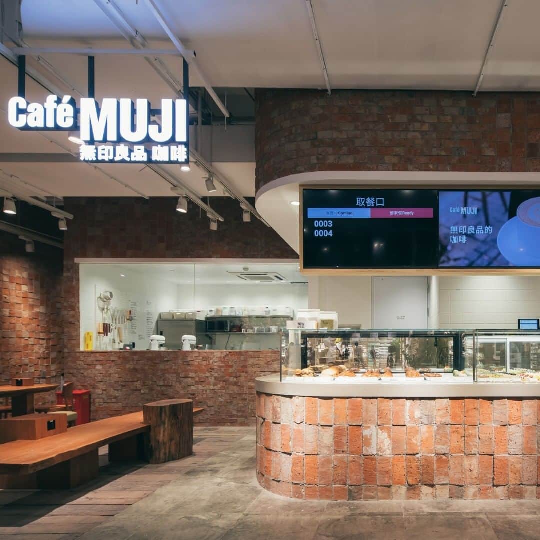 無印良品さんのインスタグラム写真 - (無印良品Instagram)「無印良品 上海悠邁生活広場 がオープンしました - 2021年1月29日（金）、中国大陸で8番目の旗艦店となる 無印良品 上海悠邁生活広場 が3,288.72㎡の広さでオープンしました。 レストラン Café&Meal MUJI と内装サービス「MUJI INFILL 無印良品 家装」のショールームを併設し、キッズスペース、OPEN MUJI、刺繍工房など、さまざまなサービスを提供しています。 - 店内では、「アーバンフォレスト」をテーマに、木、石、植物といった自然要素をふんだんに取り入れ、自然との結びつきを感じられる、居心地の良い売場環境を用意しています。Café&Meal MUJI は、和食や日本のくらし方から得たヒントを上海現地の食材や食文化に融合し、健康的な調理方法を通じて、「素の食」のおいしさをお客さまに伝えています。内装サービス「MUJI INFILL 無印良品 家装」のショールーム（108.5㎡）は、生活のシーンを実際にお客さまが見て、無印良品が考える「感じ良いくらし」を体感していただくことができます。 - また、MUJI上海は北京現代芸術基金（BCAF）と提携し、中国大陸において影響力の持つデザイナー、アーティストの協力を得て、公益ジュートバッグをつくりました。この公益ジュートバッグは無印良品の商品とセットで発売し、売上金の一部は中国大陸の児童公益プロジェクトに寄付します。 - #無印良品 #MUJI #MUJIshop #MUJIflagship」1月29日 16時00分 - muji_global
