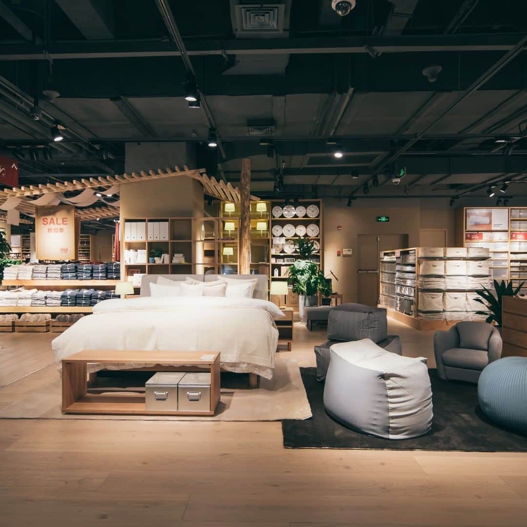 無印良品さんのインスタグラム写真 - (無印良品Instagram)「無印良品 上海悠邁生活広場 がオープンしました - 2021年1月29日（金）、中国大陸で8番目の旗艦店となる 無印良品 上海悠邁生活広場 が3,288.72㎡の広さでオープンしました。 レストラン Café&Meal MUJI と内装サービス「MUJI INFILL 無印良品 家装」のショールームを併設し、キッズスペース、OPEN MUJI、刺繍工房など、さまざまなサービスを提供しています。 - 店内では、「アーバンフォレスト」をテーマに、木、石、植物といった自然要素をふんだんに取り入れ、自然との結びつきを感じられる、居心地の良い売場環境を用意しています。Café&Meal MUJI は、和食や日本のくらし方から得たヒントを上海現地の食材や食文化に融合し、健康的な調理方法を通じて、「素の食」のおいしさをお客さまに伝えています。内装サービス「MUJI INFILL 無印良品 家装」のショールーム（108.5㎡）は、生活のシーンを実際にお客さまが見て、無印良品が考える「感じ良いくらし」を体感していただくことができます。 - また、MUJI上海は北京現代芸術基金（BCAF）と提携し、中国大陸において影響力の持つデザイナー、アーティストの協力を得て、公益ジュートバッグをつくりました。この公益ジュートバッグは無印良品の商品とセットで発売し、売上金の一部は中国大陸の児童公益プロジェクトに寄付します。 - #無印良品 #MUJI #MUJIshop #MUJIflagship」1月29日 16時00分 - muji_global