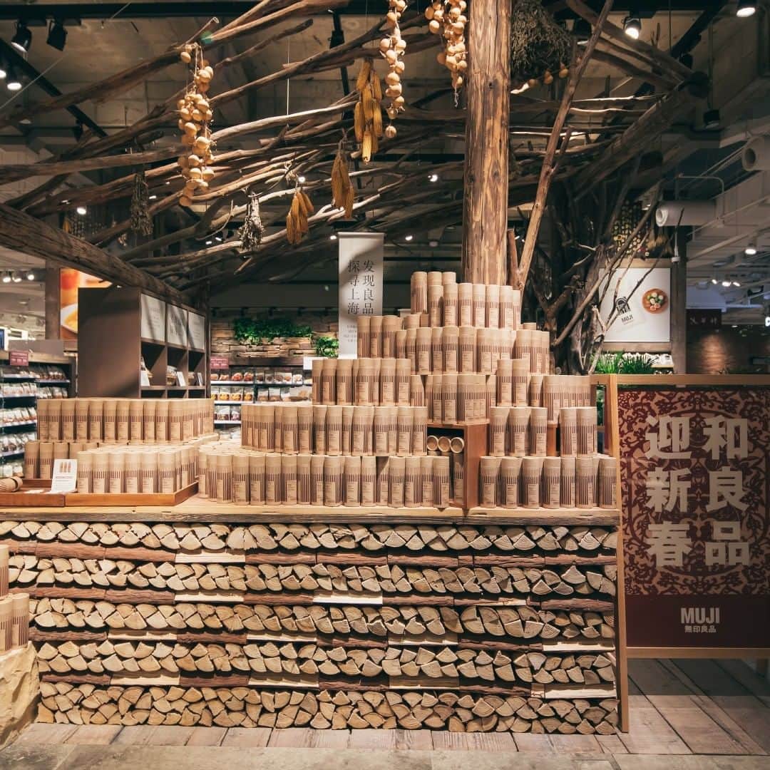 無印良品さんのインスタグラム写真 - (無印良品Instagram)「無印良品 上海悠邁生活広場 がオープンしました - 2021年1月29日（金）、中国大陸で8番目の旗艦店となる 無印良品 上海悠邁生活広場 が3,288.72㎡の広さでオープンしました。 レストラン Café&Meal MUJI と内装サービス「MUJI INFILL 無印良品 家装」のショールームを併設し、キッズスペース、OPEN MUJI、刺繍工房など、さまざまなサービスを提供しています。 - 店内では、「アーバンフォレスト」をテーマに、木、石、植物といった自然要素をふんだんに取り入れ、自然との結びつきを感じられる、居心地の良い売場環境を用意しています。Café&Meal MUJI は、和食や日本のくらし方から得たヒントを上海現地の食材や食文化に融合し、健康的な調理方法を通じて、「素の食」のおいしさをお客さまに伝えています。内装サービス「MUJI INFILL 無印良品 家装」のショールーム（108.5㎡）は、生活のシーンを実際にお客さまが見て、無印良品が考える「感じ良いくらし」を体感していただくことができます。 - また、MUJI上海は北京現代芸術基金（BCAF）と提携し、中国大陸において影響力の持つデザイナー、アーティストの協力を得て、公益ジュートバッグをつくりました。この公益ジュートバッグは無印良品の商品とセットで発売し、売上金の一部は中国大陸の児童公益プロジェクトに寄付します。 - #無印良品 #MUJI #MUJIshop #MUJIflagship」1月29日 16時00分 - muji_global