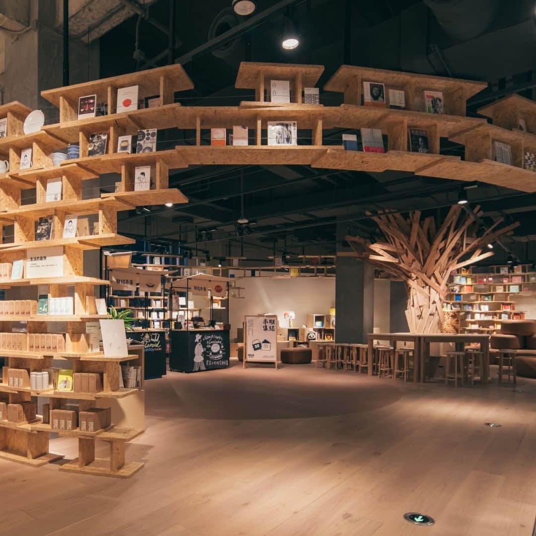 無印良品さんのインスタグラム写真 - (無印良品Instagram)「無印良品 上海悠邁生活広場 がオープンしました - 2021年1月29日（金）、中国大陸で8番目の旗艦店となる 無印良品 上海悠邁生活広場 が3,288.72㎡の広さでオープンしました。 レストラン Café&Meal MUJI と内装サービス「MUJI INFILL 無印良品 家装」のショールームを併設し、キッズスペース、OPEN MUJI、刺繍工房など、さまざまなサービスを提供しています。 - 店内では、「アーバンフォレスト」をテーマに、木、石、植物といった自然要素をふんだんに取り入れ、自然との結びつきを感じられる、居心地の良い売場環境を用意しています。Café&Meal MUJI は、和食や日本のくらし方から得たヒントを上海現地の食材や食文化に融合し、健康的な調理方法を通じて、「素の食」のおいしさをお客さまに伝えています。内装サービス「MUJI INFILL 無印良品 家装」のショールーム（108.5㎡）は、生活のシーンを実際にお客さまが見て、無印良品が考える「感じ良いくらし」を体感していただくことができます。 - また、MUJI上海は北京現代芸術基金（BCAF）と提携し、中国大陸において影響力の持つデザイナー、アーティストの協力を得て、公益ジュートバッグをつくりました。この公益ジュートバッグは無印良品の商品とセットで発売し、売上金の一部は中国大陸の児童公益プロジェクトに寄付します。 - #無印良品 #MUJI #MUJIshop #MUJIflagship」1月29日 16時00分 - muji_global