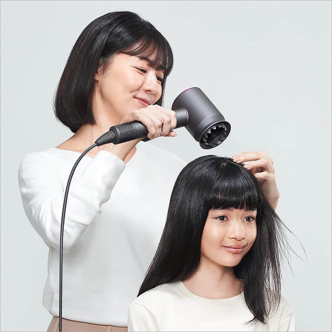 中田奈沙さんのインスタグラム写真 - (中田奈沙Instagram)「repost @dysonhair_jp  Dyson Supersonic Ionicのジェントルエアーリングはお子さまのように細い髪もやさしい風で素早く乾かします。 アタッチメントを使い分けることで、髪質・髪型を問わずご家族でお使いいただけます。  👉プロフィールから「フォローする」を押すと、最新情報をいち早くお届けします。  *本製品の使用に際しては、保護者の指示・監督を受けない限り、お子様が単独で使用したり、遊ばないよう注意を払ってください。詳細は製品に同梱されている取扱説明書をご参照ください。  #dysonbeauty #ダイソンビューティー#ダイソン #dyson #美容 #dysonsupersonic #dysonhair #ヘアドライヤー #ヘアスタイル #美髪 #ダイソンヘアドライヤー #hairdryer #supersonic #beautygram #ダイソンドライヤー #美容家電 #簡単ヘアアレンジ #ヘアブラシ #ヘアサロン #ダメージケア #縮毛矯正 #家電好き #スキンケア #頭皮ケア #中田奈沙」1月29日 16時02分 - nasa_nakada