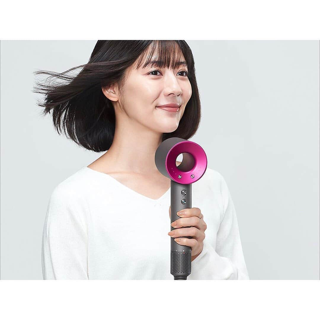 中田奈沙さんのインスタグラム写真 - (中田奈沙Instagram)「repost @dysonhair_jp  Dyson Supersonic Ionicのジェントルエアーリングはお子さまのように細い髪もやさしい風で素早く乾かします。 アタッチメントを使い分けることで、髪質・髪型を問わずご家族でお使いいただけます。  👉プロフィールから「フォローする」を押すと、最新情報をいち早くお届けします。  *本製品の使用に際しては、保護者の指示・監督を受けない限り、お子様が単独で使用したり、遊ばないよう注意を払ってください。詳細は製品に同梱されている取扱説明書をご参照ください。  #dysonbeauty #ダイソンビューティー#ダイソン #dyson #美容 #dysonsupersonic #dysonhair #ヘアドライヤー #ヘアスタイル #美髪 #ダイソンヘアドライヤー #hairdryer #supersonic #beautygram #ダイソンドライヤー #美容家電 #簡単ヘアアレンジ #ヘアブラシ #ヘアサロン #ダメージケア #縮毛矯正 #家電好き #スキンケア #頭皮ケア #中田奈沙」1月29日 16時02分 - nasa_nakada