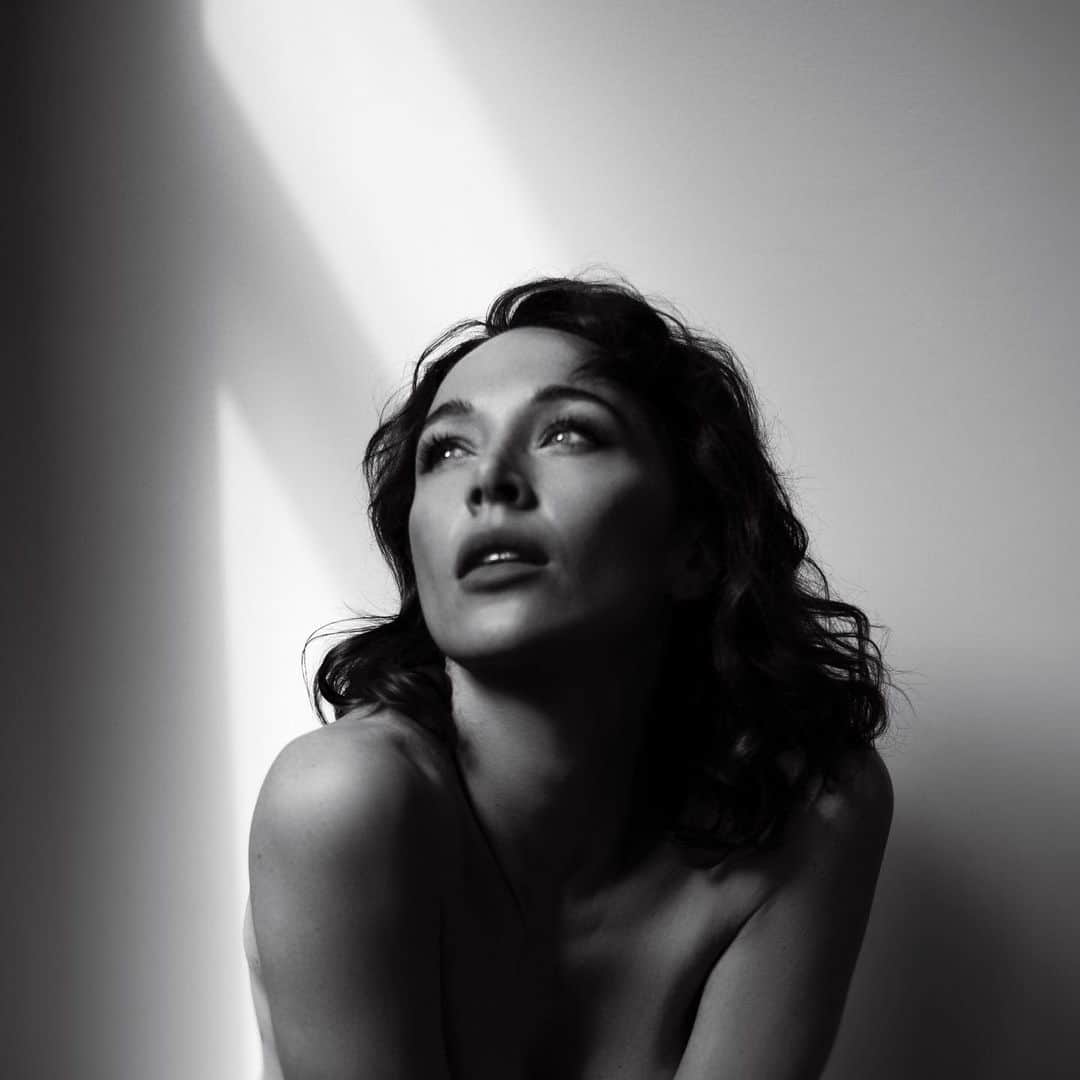 エミリー・スコットのインスタグラム：「🖤 And it’s a quiet love,  it whispers good morning it knows my name it doesn’t scream or shout,  or be loud,  it’s soft,  it’s silent,  it’s always here 🖤🌪 @jodiplumbleyphotography」