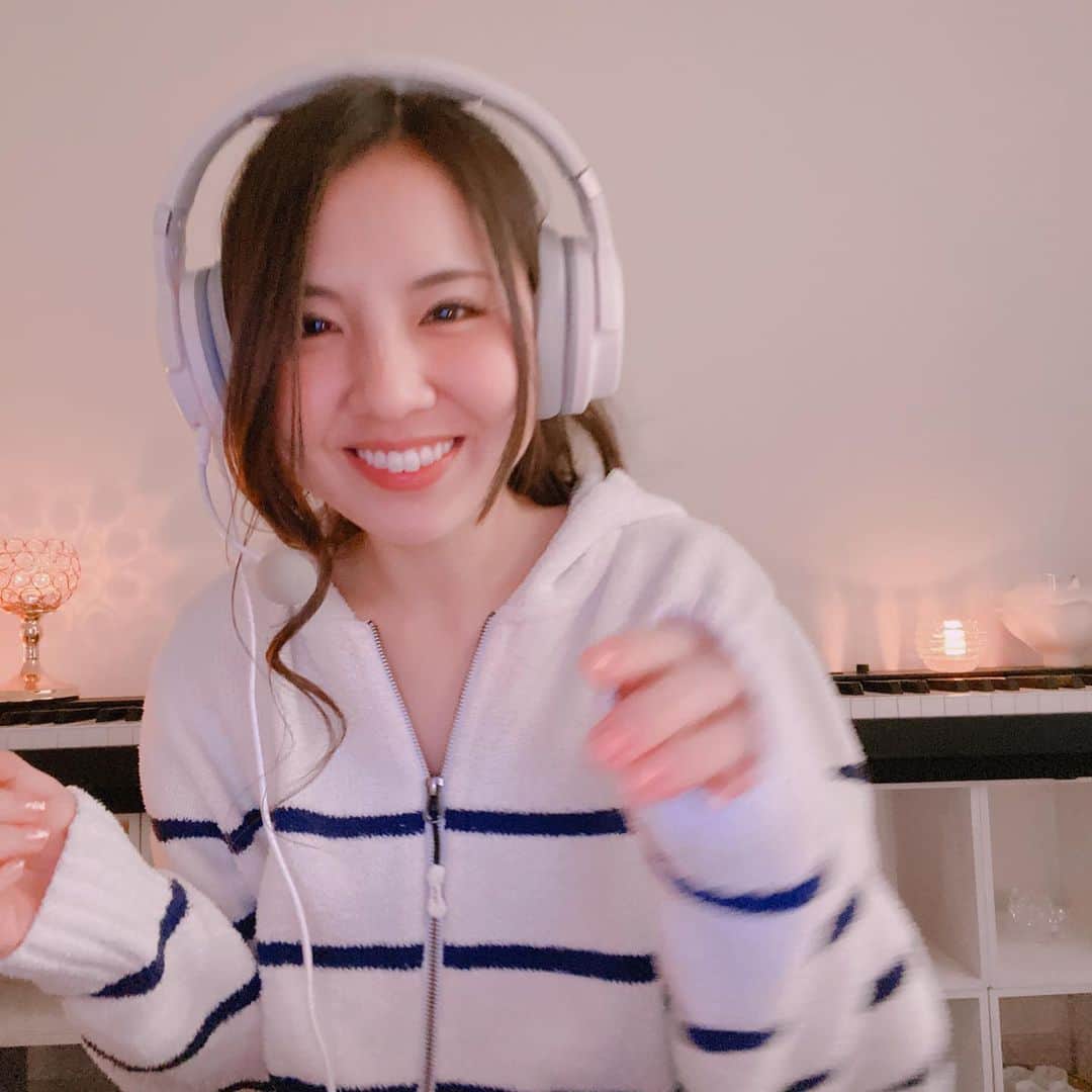 阿部真央のインスタグラム：「こんばんは。 リモートラジオｄａｙ。  この後20時からレギュラーラジオもあります✨  #阿部真央」