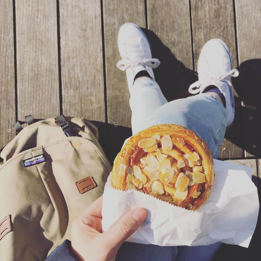 Maison Kayser Japon Officialのインスタグラム：「. クロワッサンカネルと🥐  日差しが少しずつ春の光になってきましたね。 シナモンクリームをクロワッサン生地で巻き込んだクロワッサンカネル。いつもの定番クロワッサンに大人の甘さがプラスされています。おやつに紅茶と合わせて召し上がって頂きたいです。 そして何より成形がぐるぐる渦巻きで平べったいので食べやすいです！メゾンカイザーのクロワッサン、絶対ボロボロ崩れますよね…笑？わたしのデスクはパンくずだらけです。。。 . . #メゾンカイザー #maisonkayser #japon #boulangerie #erickayser #france #bakery #paris #croissant #パリ #ブーランジェリー #ベーカリー #フランス #パンスタグラム #パンのある生活 #バゲット #クロワッサン #パン #baguette」