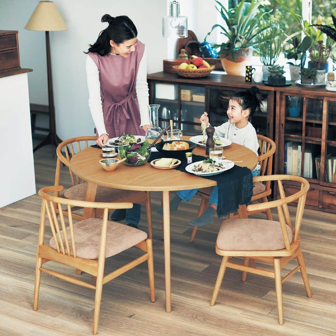 BELLEMAISON_DAYSのインスタグラム：「円形ダイニングテーブルは 向かい合わせに座ったりその時々で 心地いい距離感を選べるのも円形のいいところ  どこに座ってもテーブルに並べた料理がとりやすく 人数が増えても間を詰めれば 6人まで座れます  木の風合いを感じる暖かみのある素材だから 空気まで和んでほっこり  幕板が中心寄りなので アーム付き椅子もテーブル下にしまえるのが嬉しい  曲げ木風の背もたれが可愛いダイニングチェアは 体を包むようにカーブした背もたれで 包まれるような座り心地が魅力  ３６０度回転するタイプもあります」