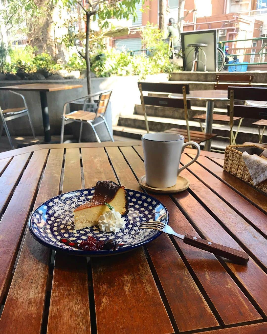 畑中葉子さんのインスタグラム写真 - (畑中葉子Instagram)「バターチキンカレーセット&バスクチーズケーキ😋💕 SLOW TABLE・中目黒  ずっとカレーもチーズケーキも気になっていたのだけれど、いつも時間が合わずで入れなかったカフェ。 一段下がったテラス席だからスゴイ居心地の良さ。 テラス席に座ったらすぐにスタッフさんがブランケットと暖房を点けに来てくれたよ。 ずーっと、そこにいたかった。 カレーも普通に美味しかったけど、かぼちゃスープとバスクチーズケーキがとても美味しかった。  #バターチキンカレー #バスクチーズケーキ #カレー #カレーライス #チーズケーキ #かぼちゃスープ #かぼちゃのスープ #パンプキンスープ #SLOWTABLE #中目黒 #yhcurry」1月29日 16時09分 - hatanaka_yoko