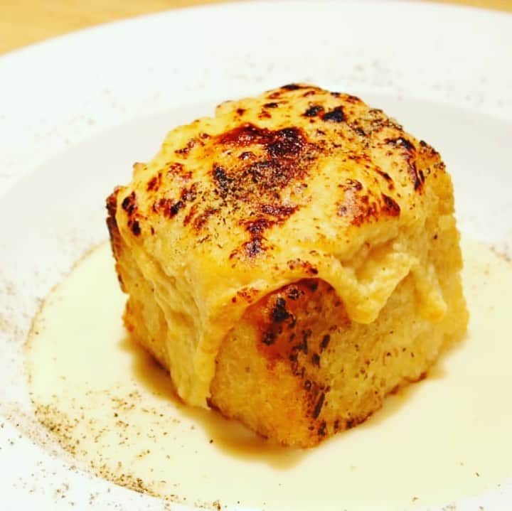 バルセンナリ食堂さんのインスタグラム写真 - (バルセンナリ食堂Instagram)「バル　センナリ食堂です。  センナリのチーズメニューから 【焼きチーズリゾット】 四角い焼きおにぎりの様なリゾットです❣️  パルミジャーノレッジャーノチーズを使ってリゾットを作り、中にモッツァレラチーズを入れ四角い形に固め、周りをカリカリに焼き、さらに上にチーズを乗せてオーブンで焼きあげます🧀  3種のチーズが楽しめるリゾット🧀🫕🧀 たっぷりのホワイトソースと一緒にお召し上がりください。  #金沢片町 #伝馬町 #バル #パルミジャーノチーズ #焼きチーズリゾット」1月29日 16時10分 - sennari.syokudou