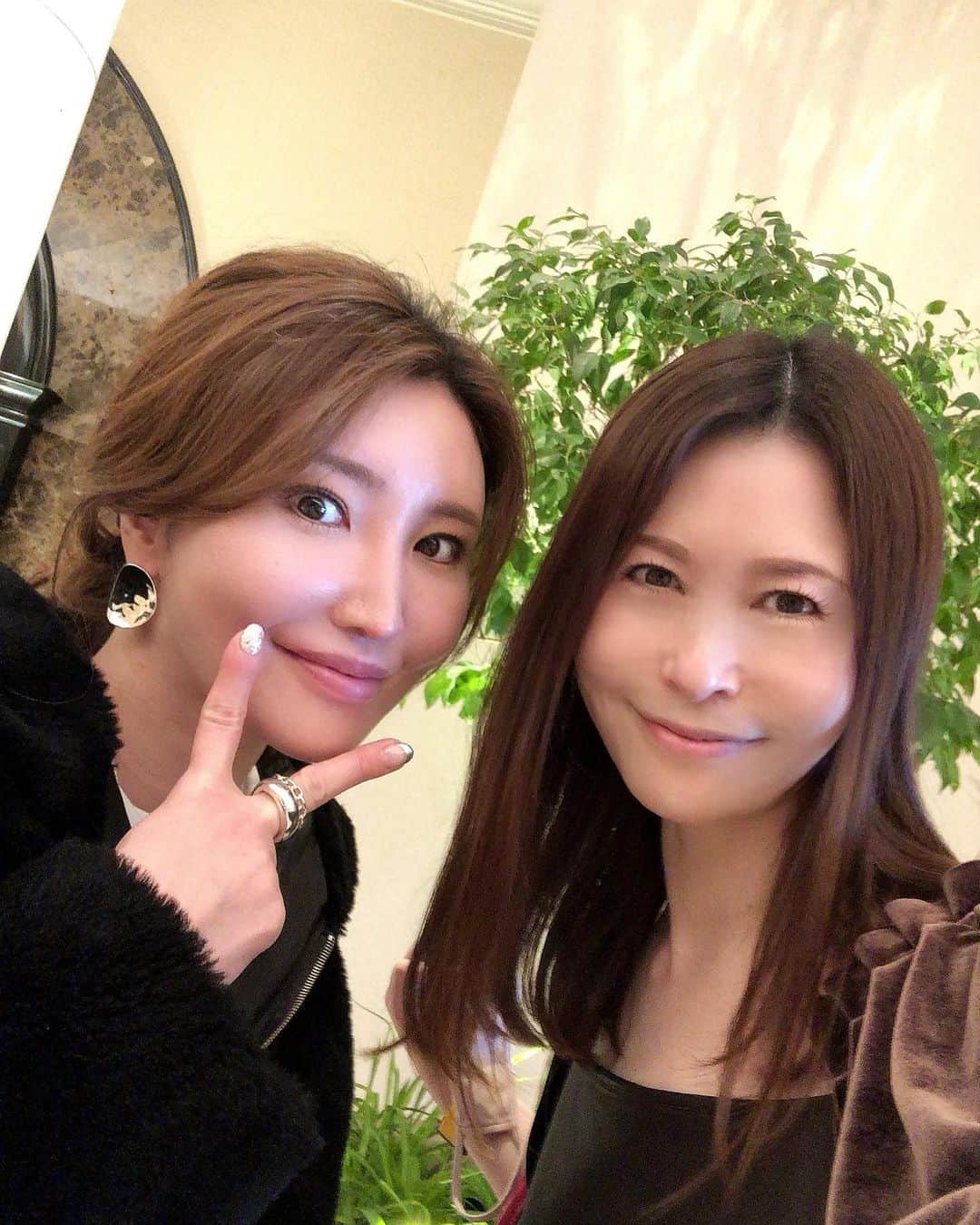 のインスタグラム：「相変わらず美しい有美ちゃんとランチ♫  @yumi_7300 のフォロー是非是非♡ みなさん宜しくお願いします🤲  #マリオットアソシアホテル名古屋  #梨杏 #中国料理 #美容 #名古屋  #名古屋ランチ #名古屋グルメ  #美容好きな人と繋がりたい  #ビジネス #グルメ #グルメ女子  #美肌ケア #美容 #内ヶ島有美  #小鳥寿未代　#clubhouse」