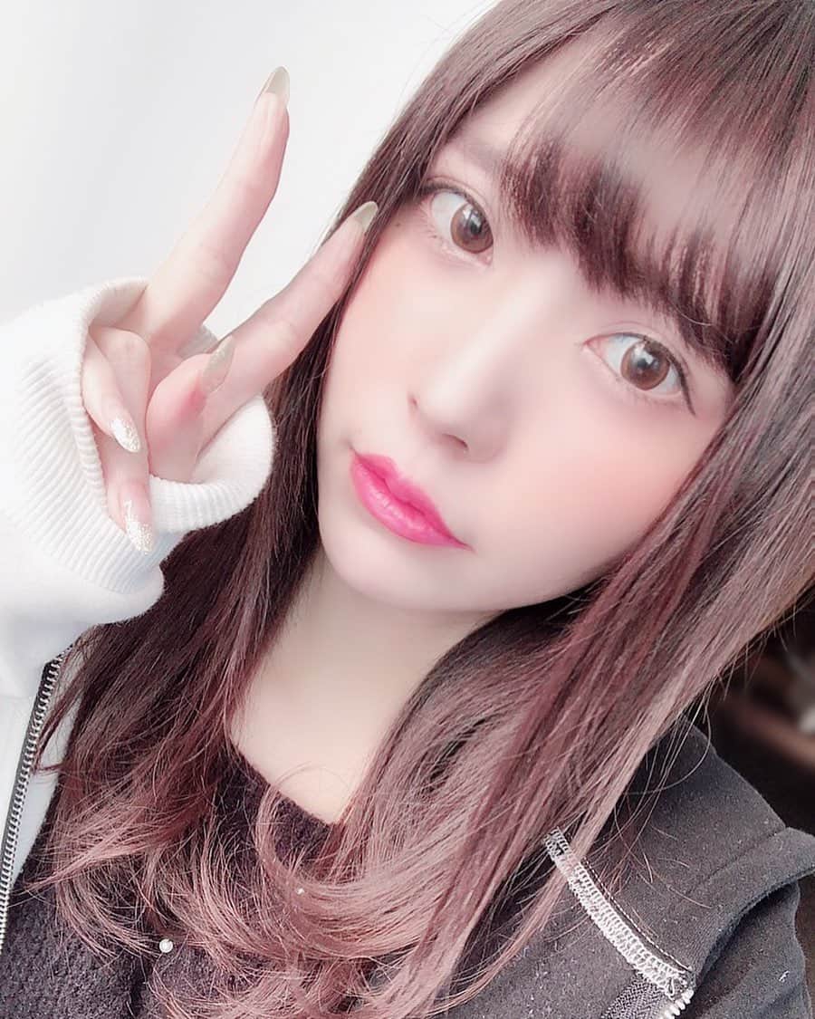 のインスタグラム：「. . 明日、美容院行こうと思うんだけれど どんな髪色にするか迷い中〜... . 今より暗めか明るめ みんなはどっちがいいかな？ . . #ヘアスタイル #ヘアカラー #美容院 #美和花樺 #アイドル」